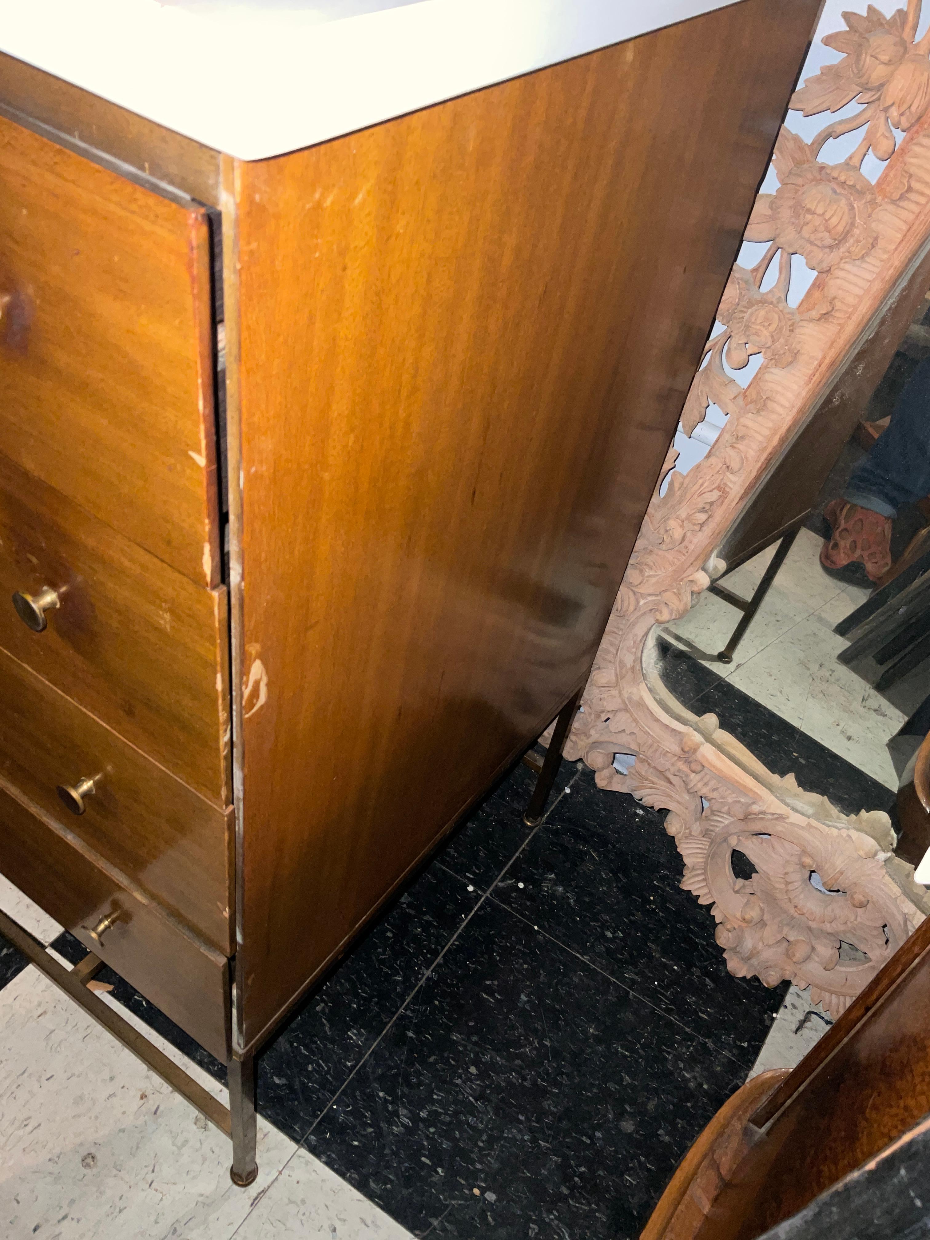 Cómoda de nogal con base de latón de la colección Irwin de Paul McCobb en venta 2