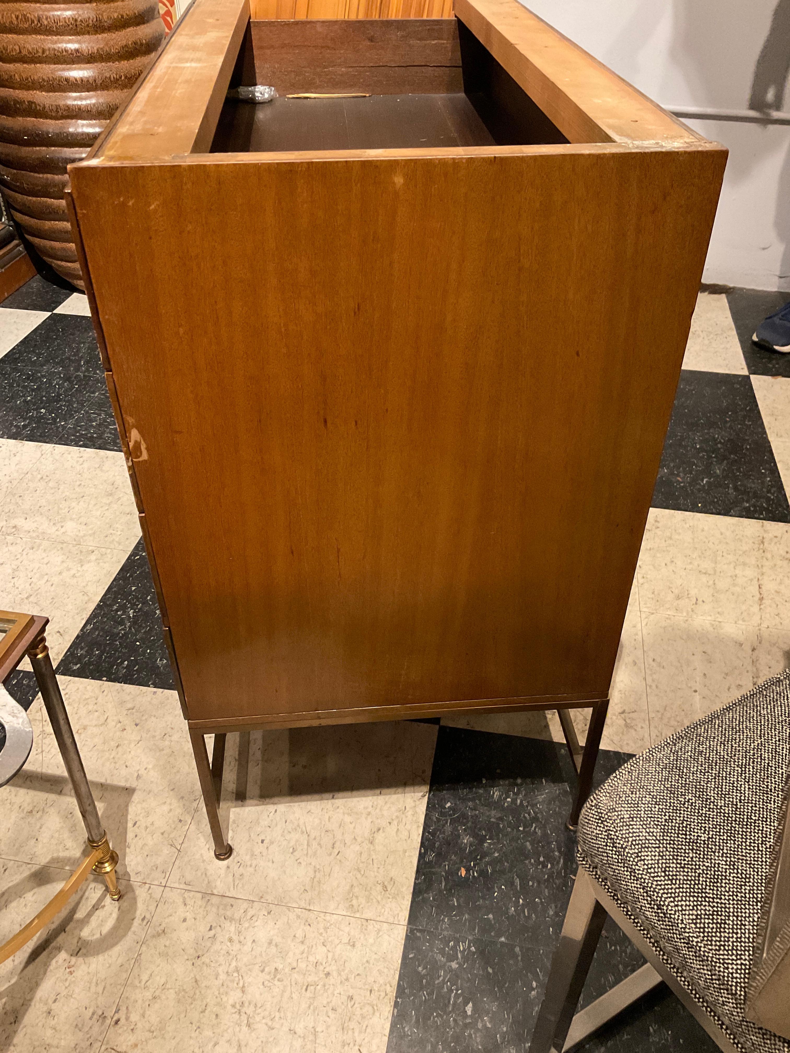 Paul McCobb Collection IRWIN Commode en noyer sur base en laiton en vente 3