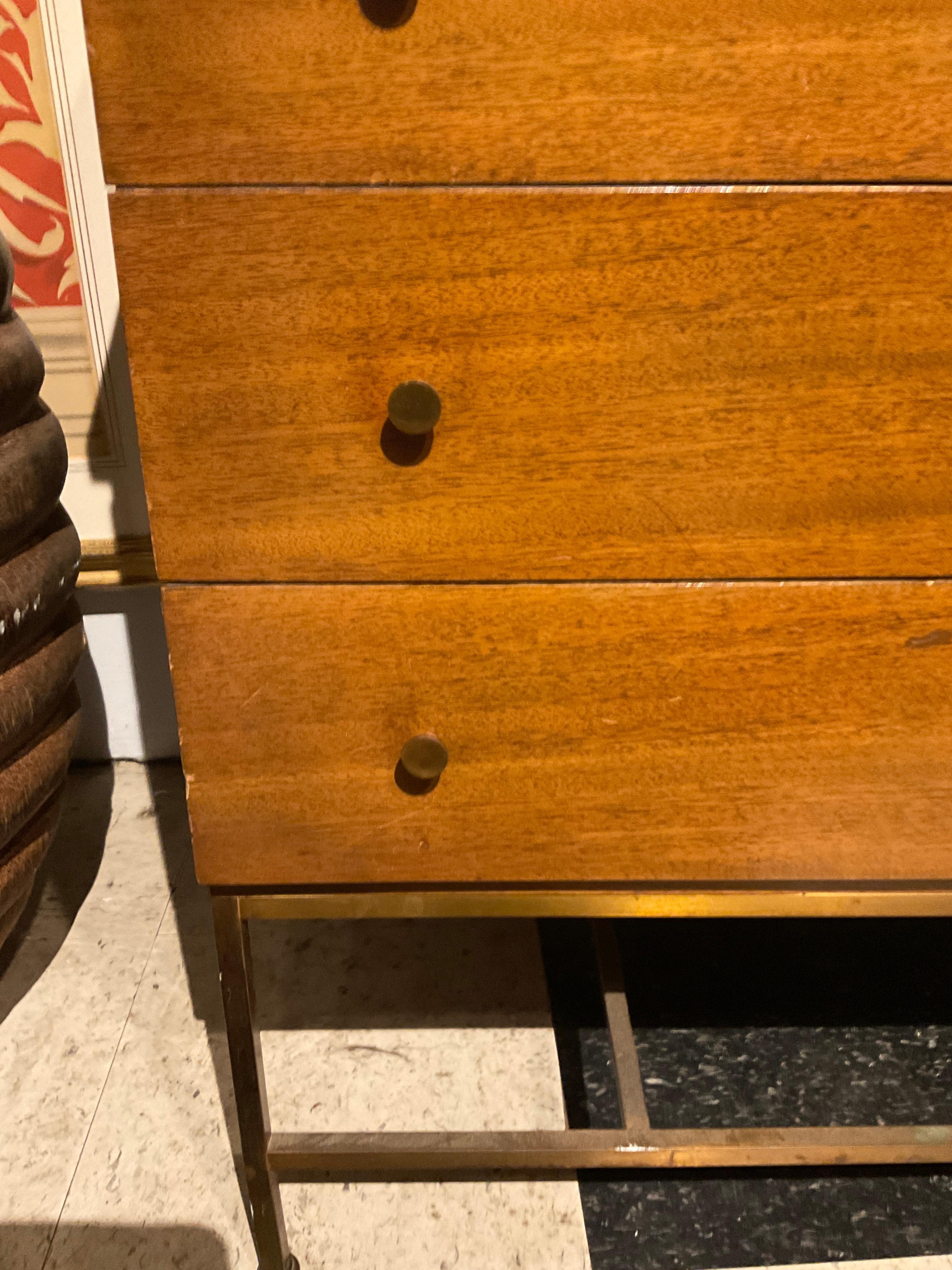 Cómoda de nogal con base de latón de la colección Irwin de Paul McCobb en venta 3