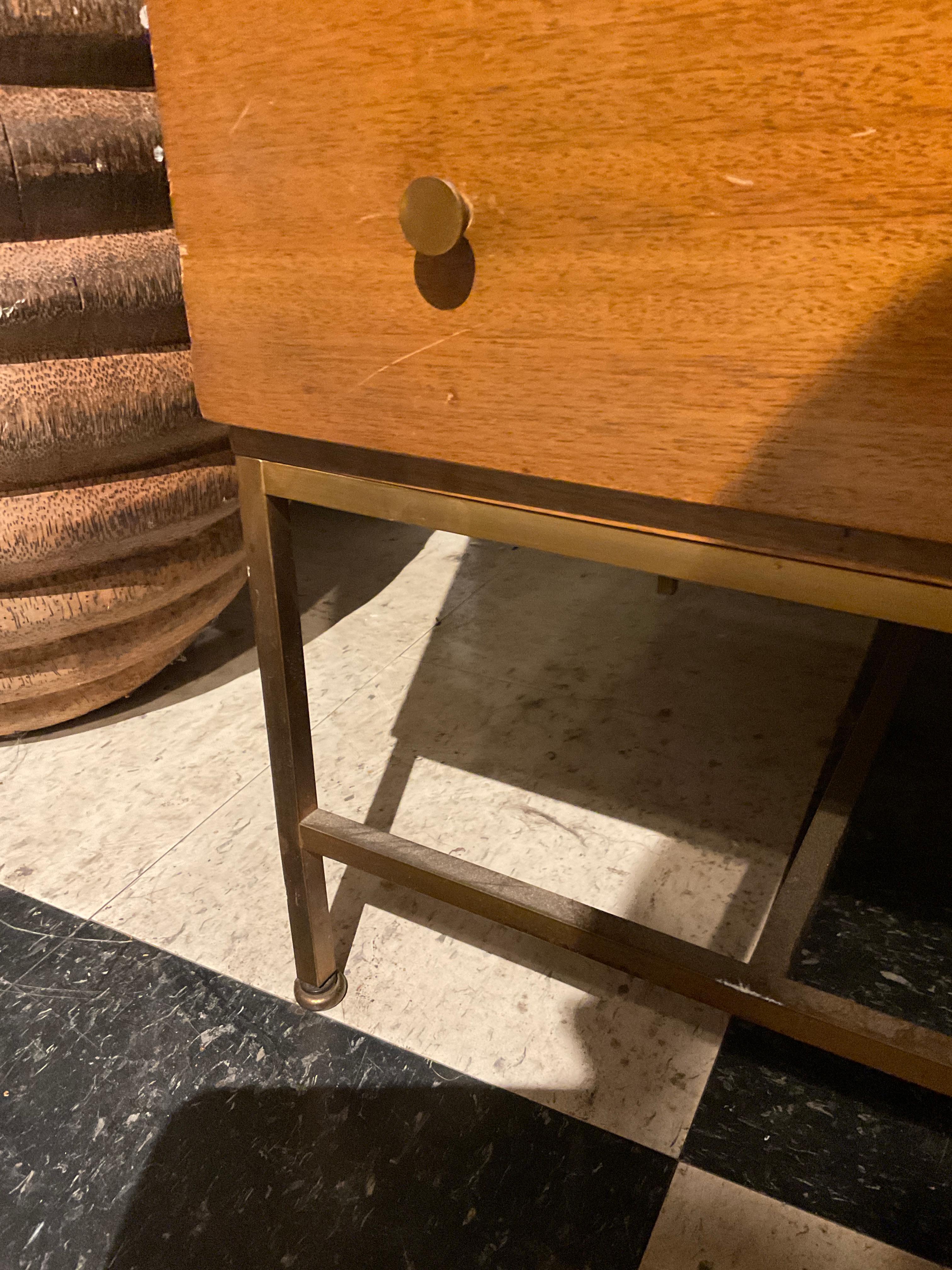 Cómoda de nogal con base de latón de la colección Irwin de Paul McCobb en venta 4