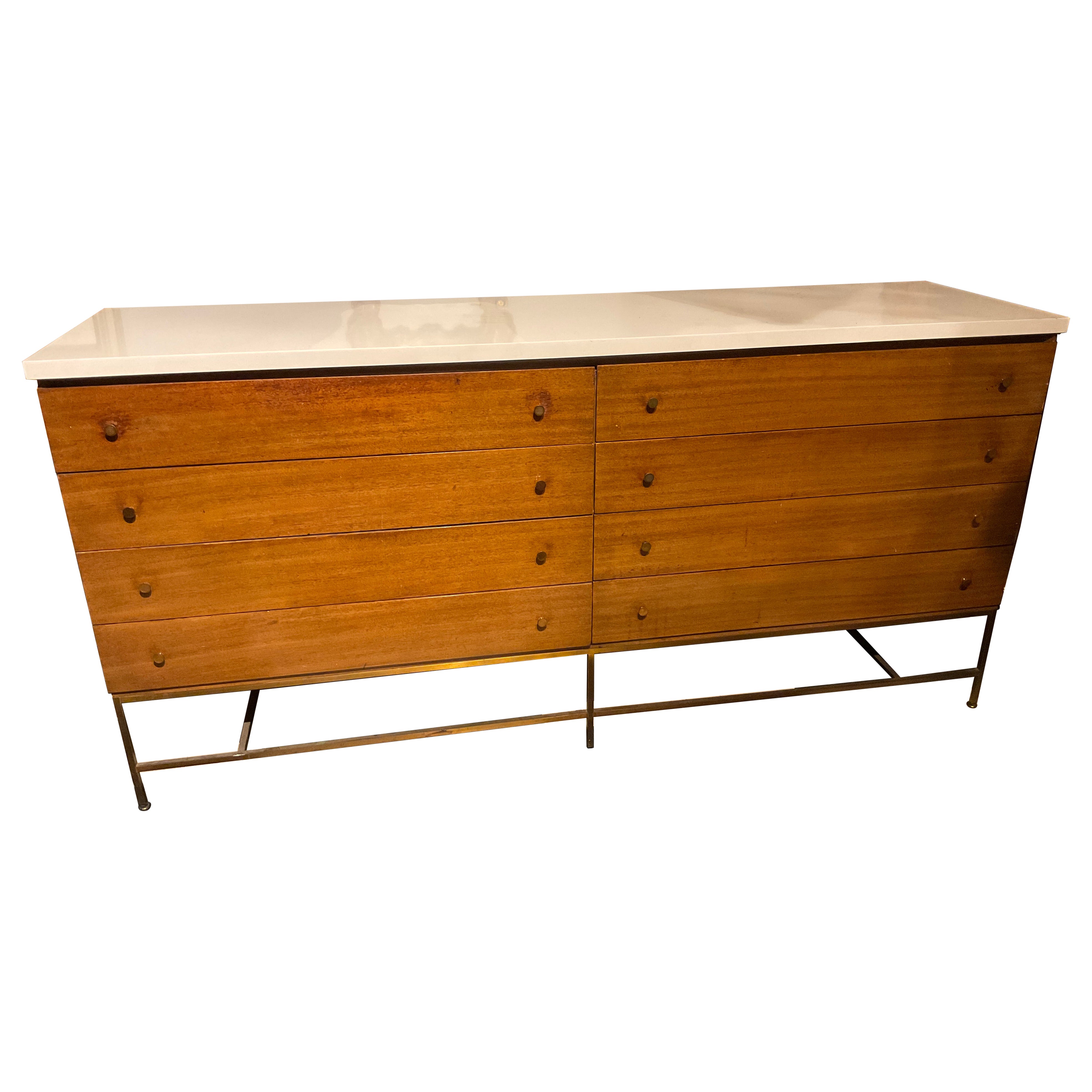 Cómoda de nogal con base de latón de la colección Irwin de Paul McCobb en venta