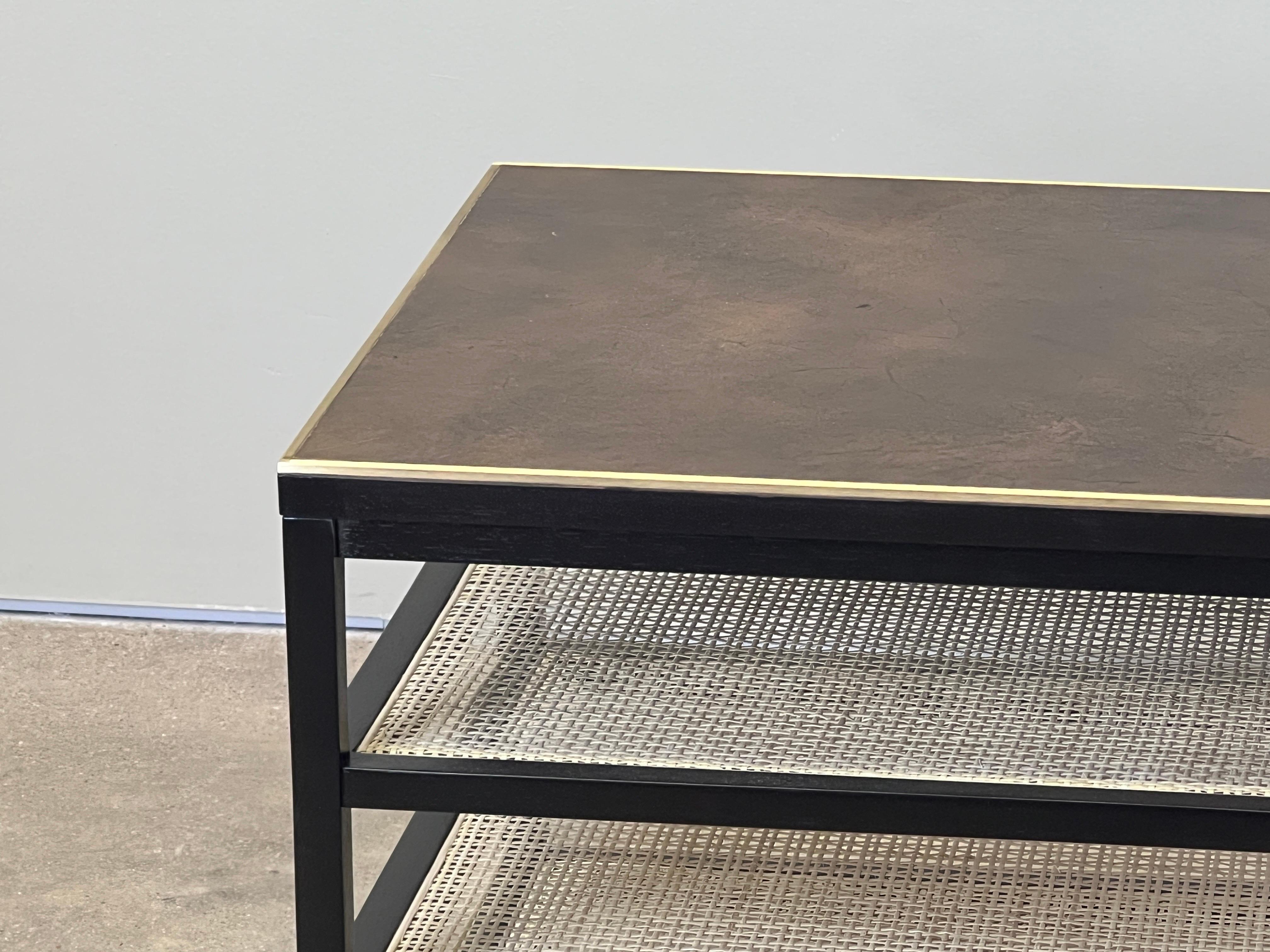 Paul McCobb - Table à revues en cuir et canne en vente 3
