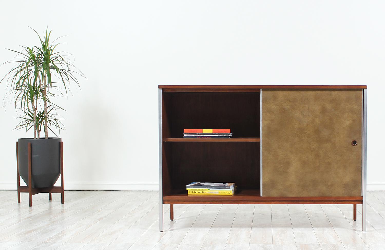 Paul McCobb “Linear Group” Credenza with Leather Doors for Calvin Furniture (Moderne der Mitte des Jahrhunderts)