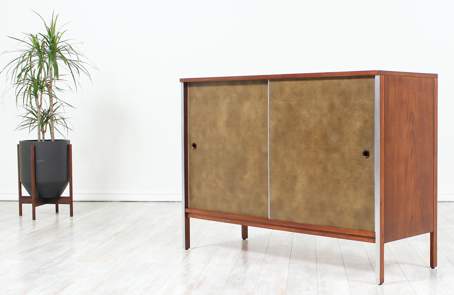 Paul McCobb “Linear Group” Credenza with Leather Doors for Calvin Furniture im Zustand „Hervorragend“ in Los Angeles, CA