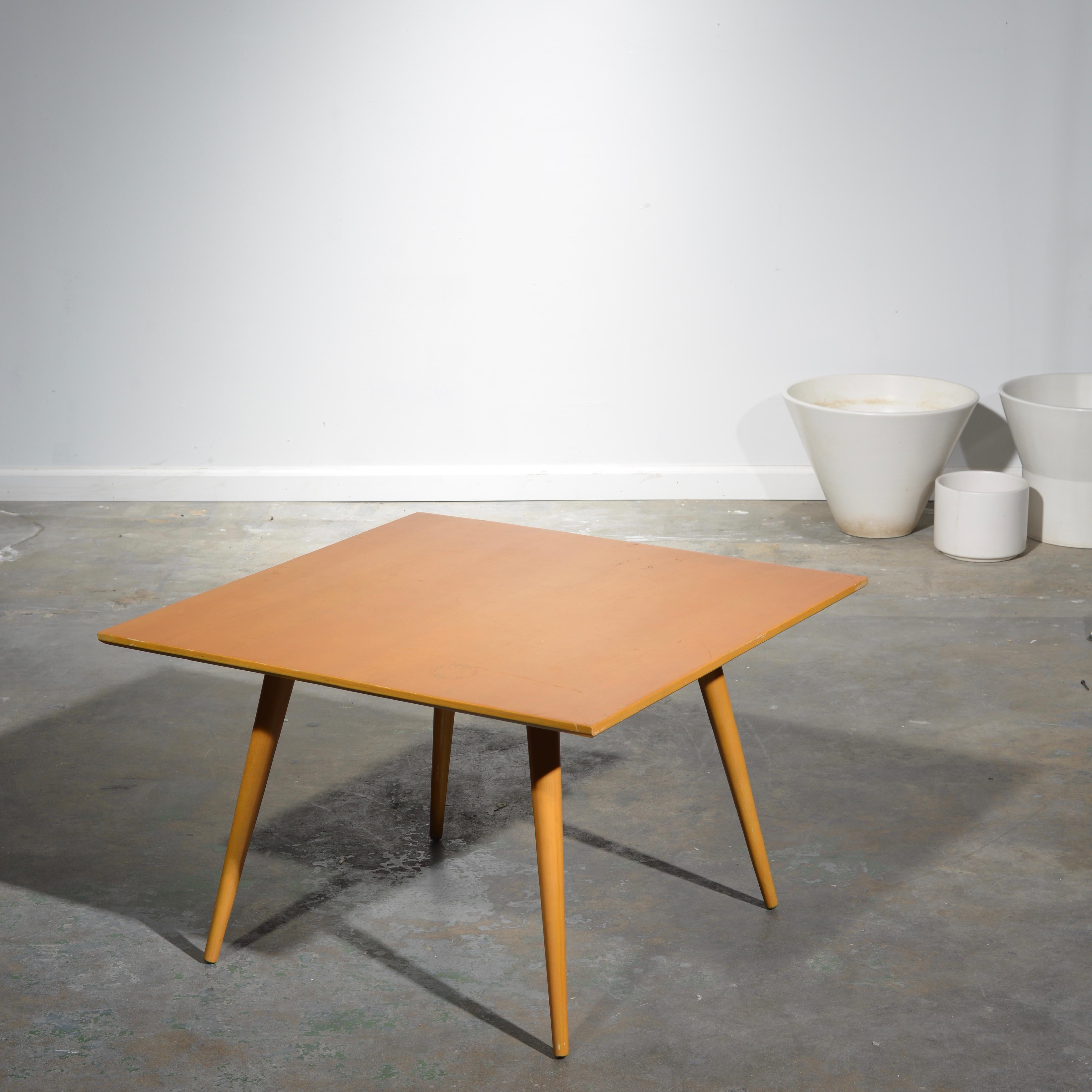 Dies ist ein ikonischer Tisch der Planner Group von Paul McCobb. Dieser Tisch aus massivem Ahornholz wurde professionell aufgearbeitet.