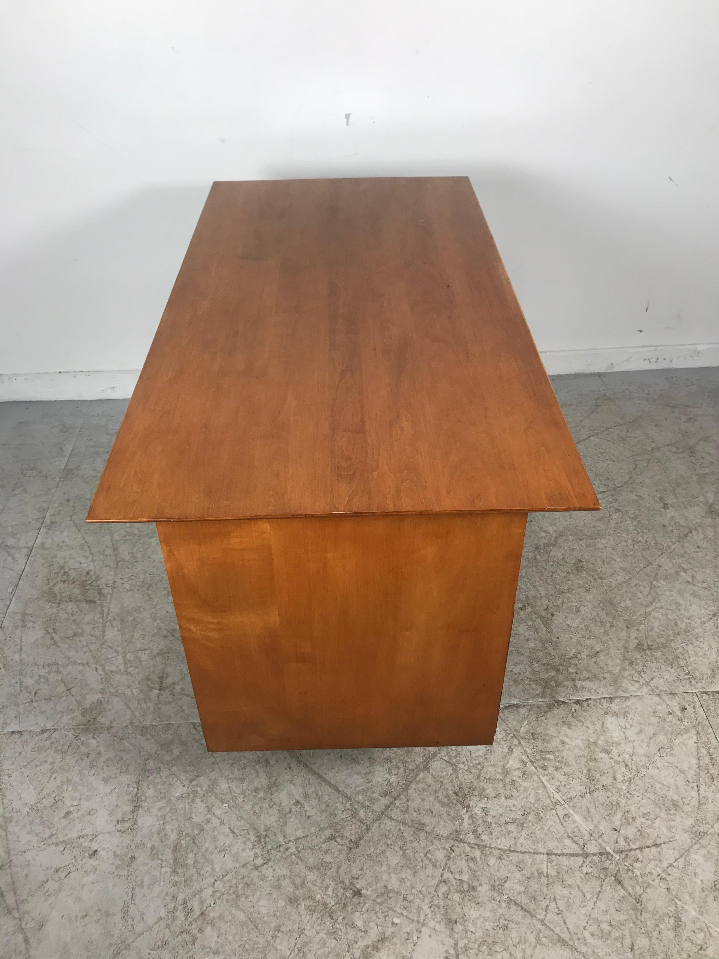 Paul McCobb Maple Planner Group Desk In Good Condition In Buffalo, NY