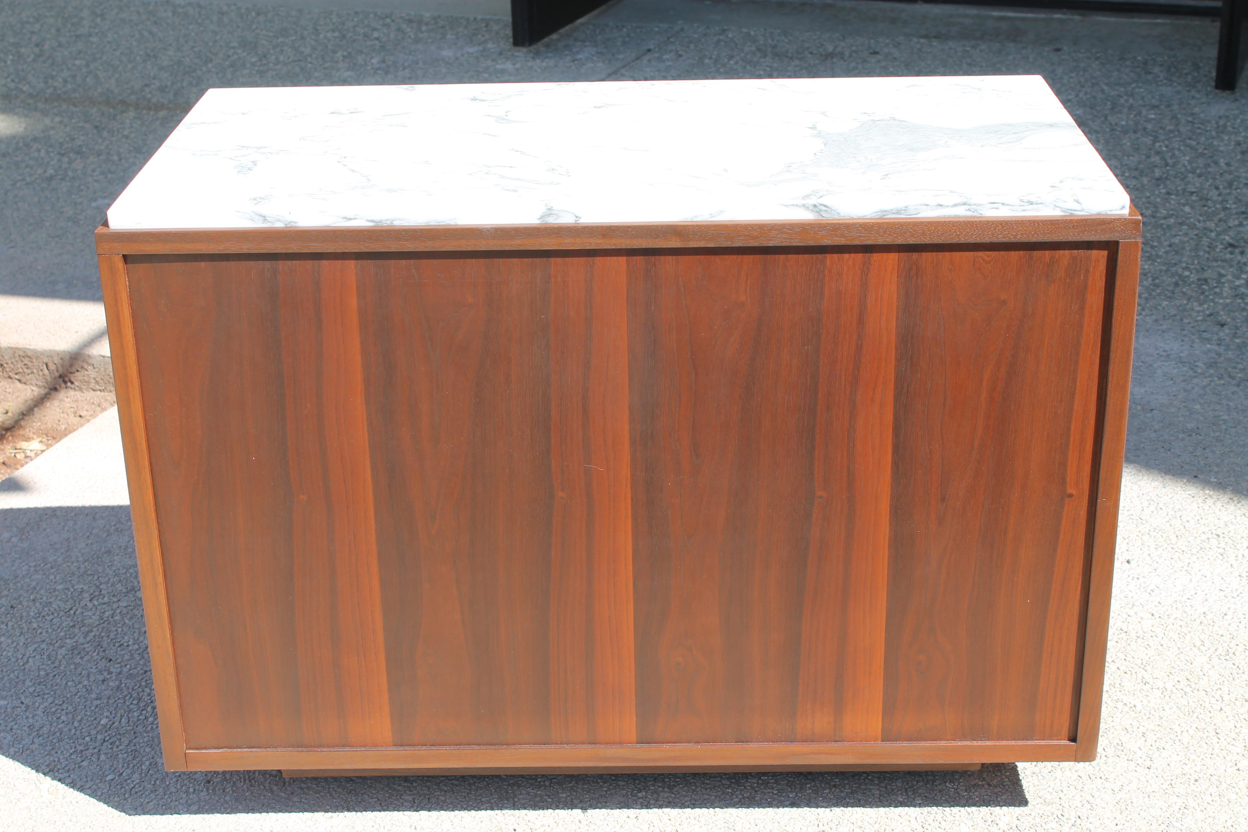 Walnut 5-drawer dresser with original marble top by Paul McCobb for H. Sacks & Sons, Brookline Mass, circa 1960. Dresser has the original metal label on the left top drawer. Dresser measures 36