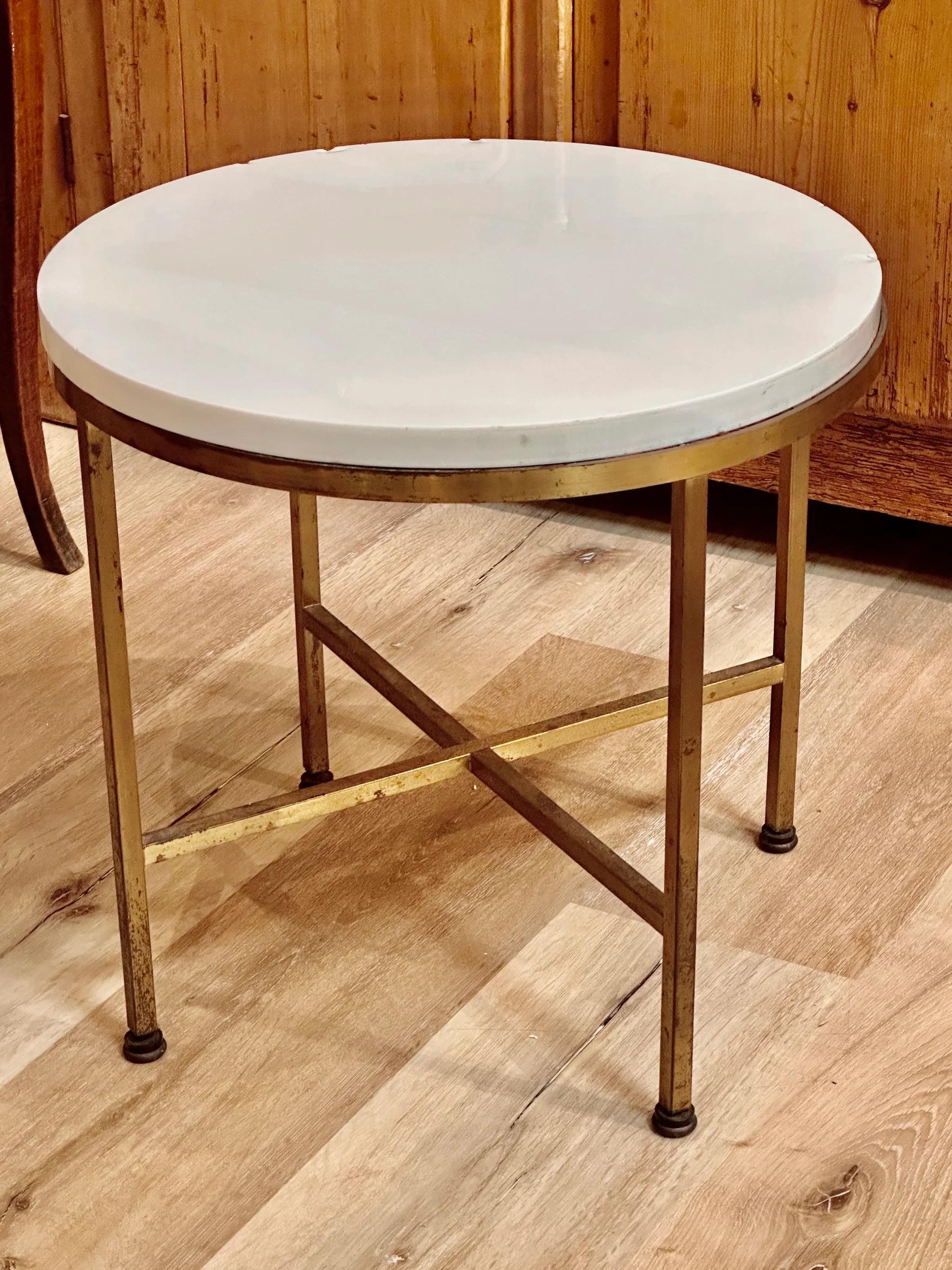 Mid-Century Modern, Paul McCobb for Calvin Marble Top Side Table. Round white marble top over thin brass rod base, unmarked, overall 16.25