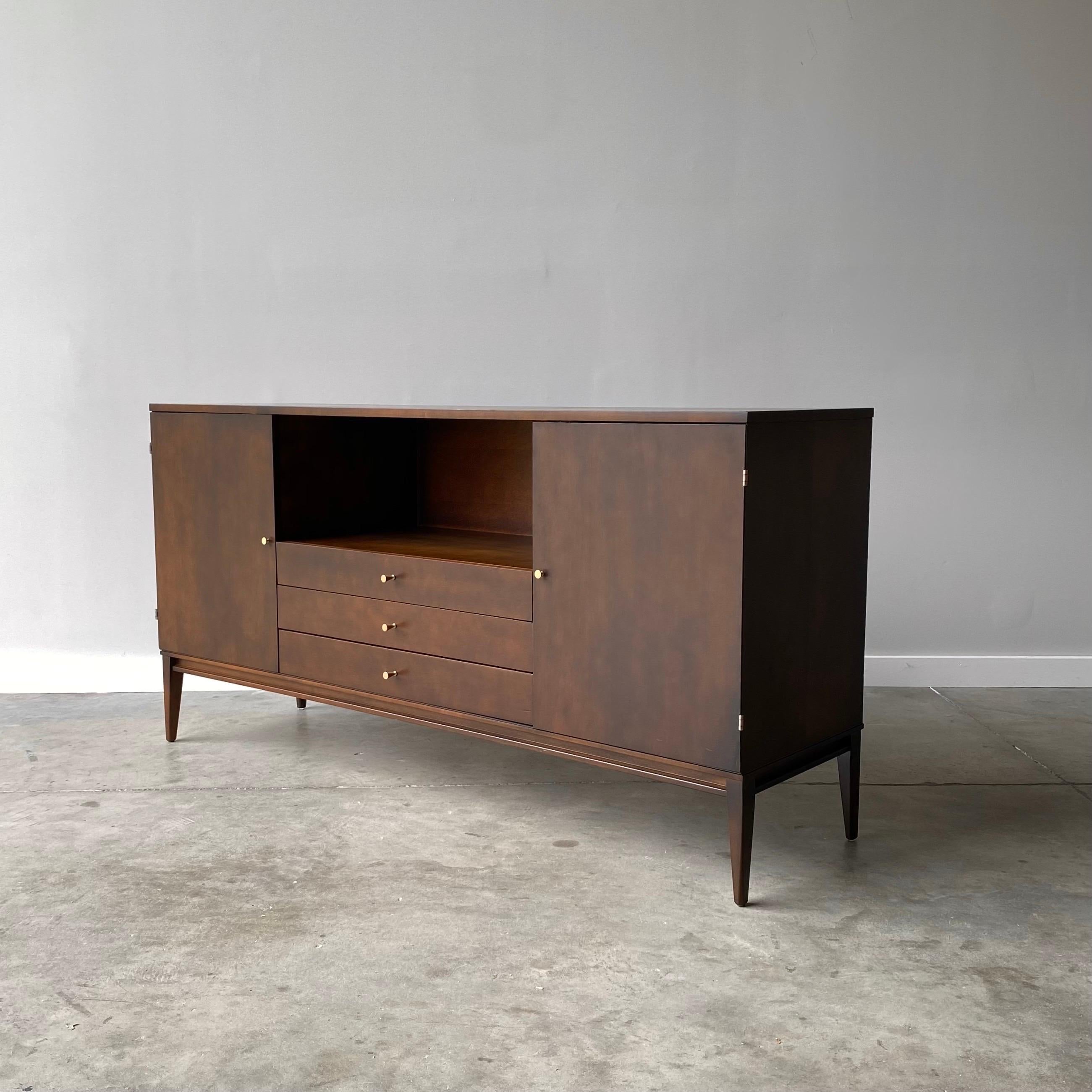 Un'eccezionale credenza, credenza o mobile multimediale in stile Mid-Century Modern  Di Paul McCobb per Winchendon Furniture 