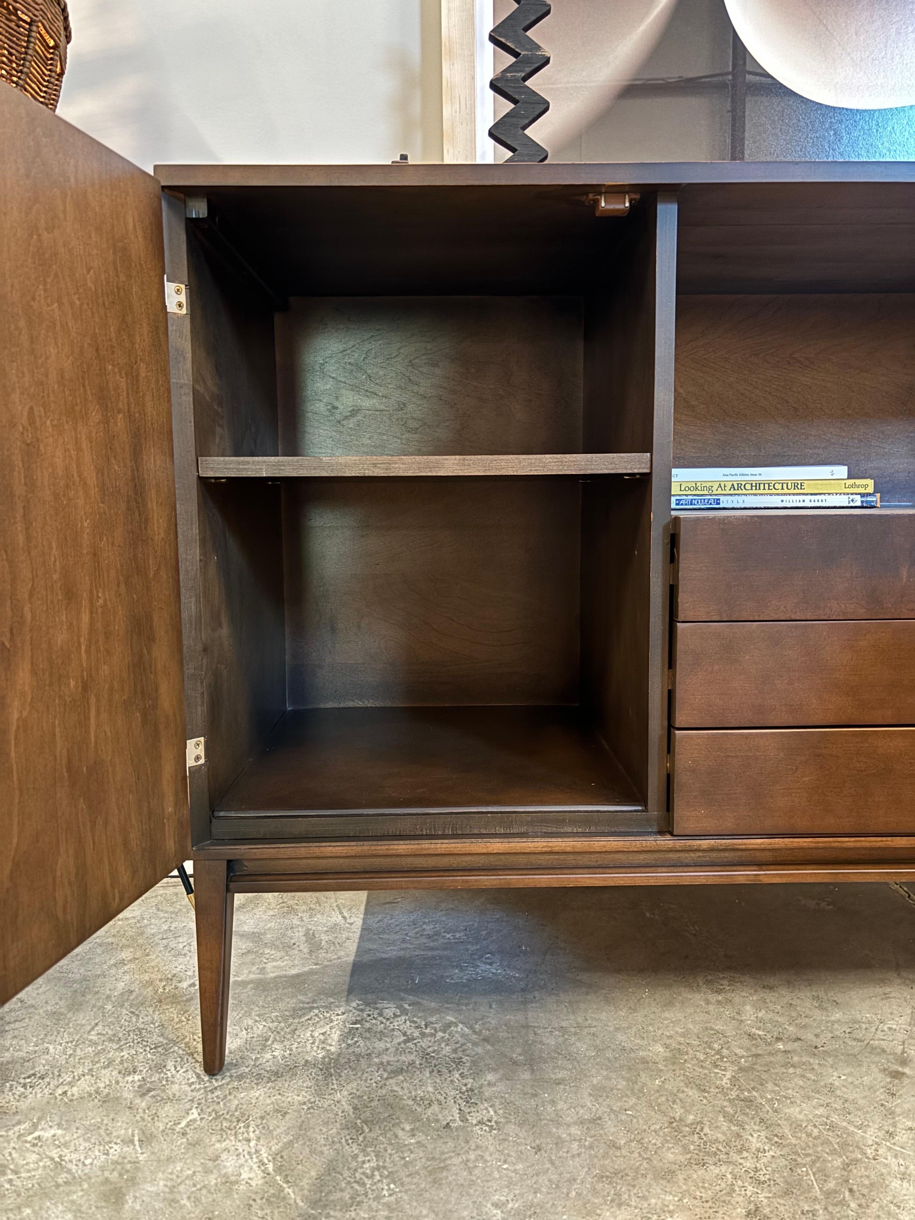 Legno massiccio Paul McCobb Mobile multimediale, credenza, Planner Group 1950s in vendita