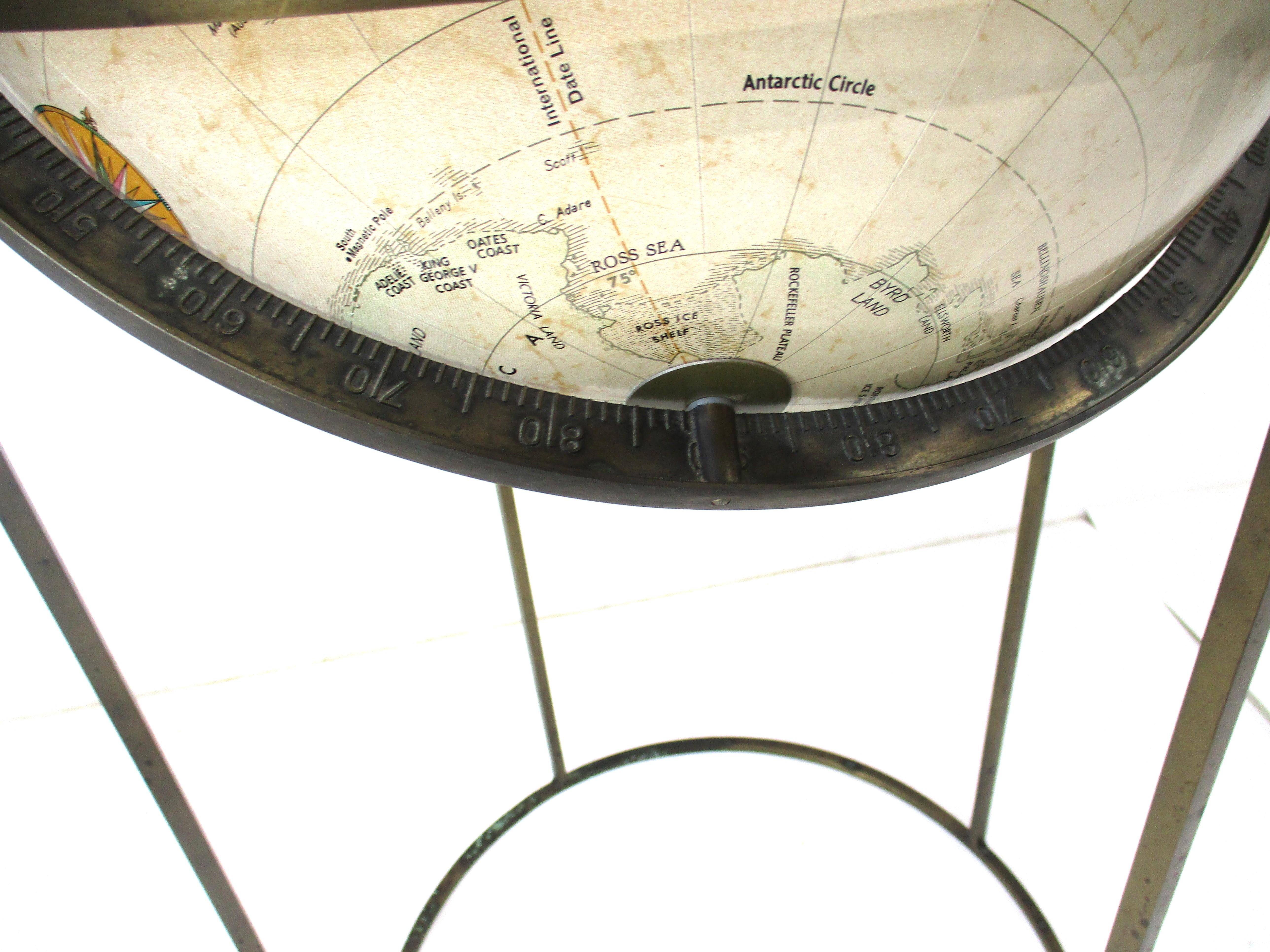 20ième siècle Paul McCobb, globe de sol encadré en laiton du milieu du siècle dernier en vente