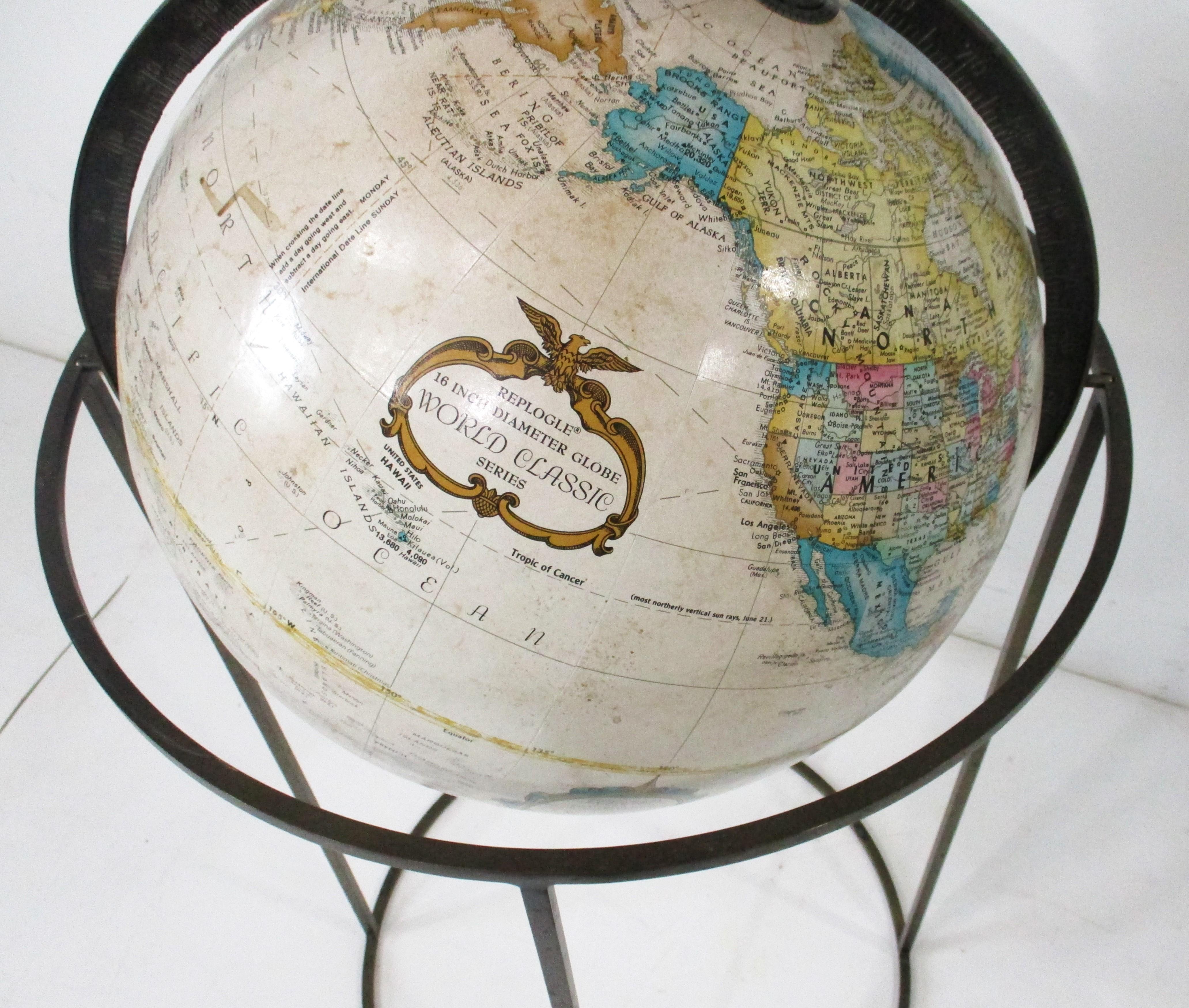 Métal Paul McCobb, globe de sol encadré en laiton du milieu du siècle dernier en vente