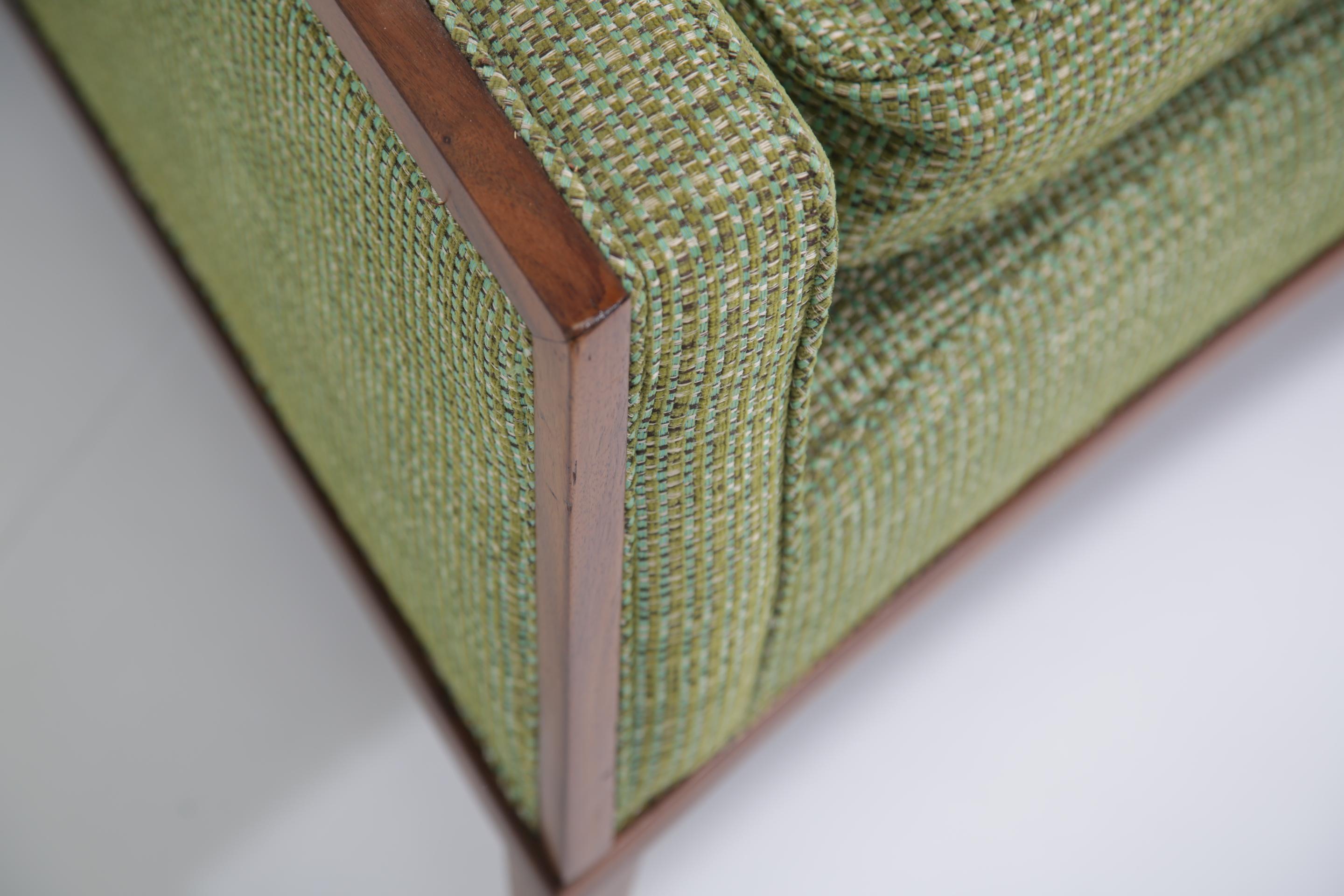Paul McCobb Sofá curvo de cuatro plazas de nogal de mediados de siglo, del Grupo Calvin mediados de los 50. Textil en venta