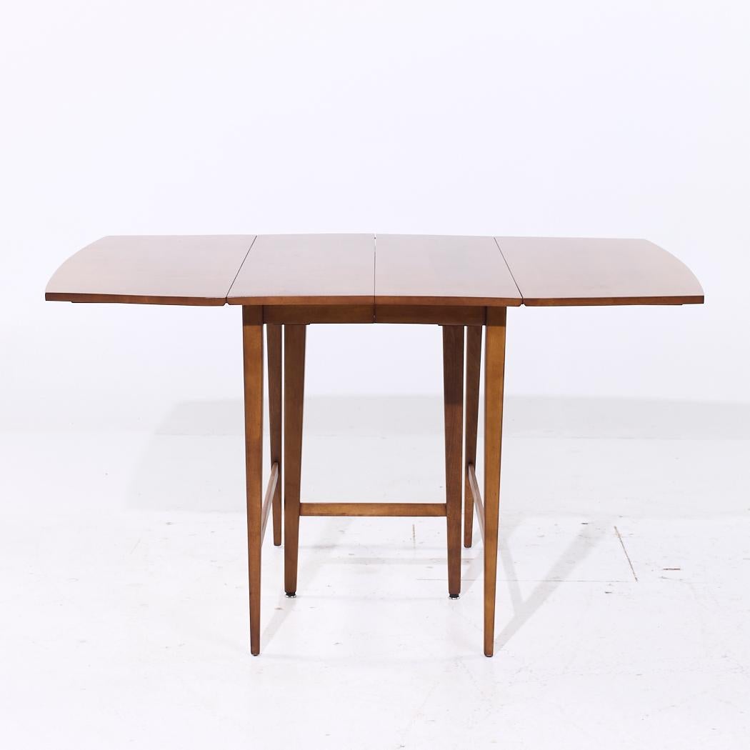 Paul McCobb Mid Century Drop Leaf Dining Table (table à manger à abattant)

Cette table mesure : 22,25 de large x 40 de profond x 29 de haut, avec un dégagement pour les chaises de 26 pouces, la largeur avec les deux feuilles engagées est de 52,5