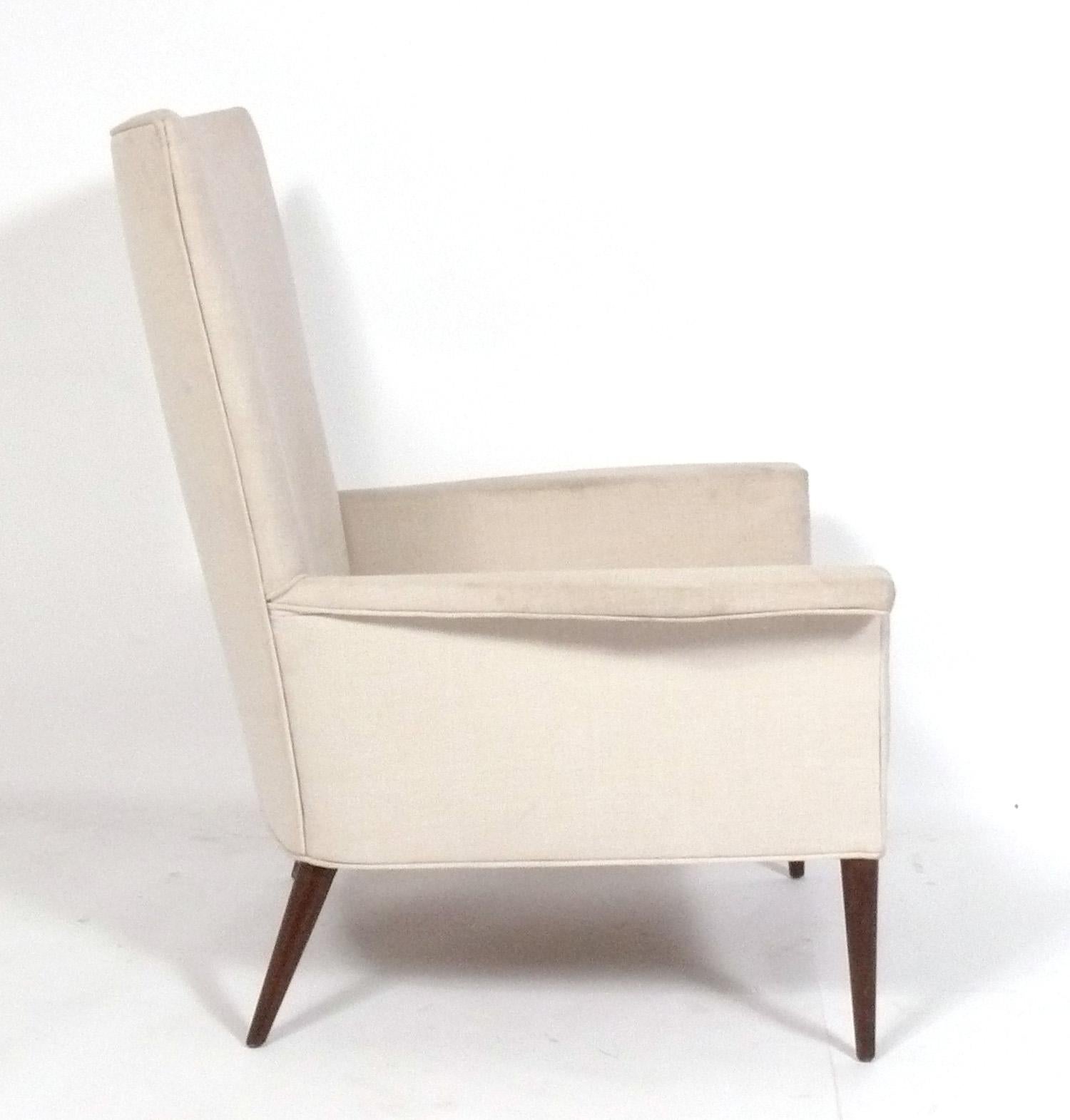 Paire de chaises longues du milieu du siècle, aux lignes épurées, conçues par Paul McCobb pour CustomCraft, États-Unis, vers les années 1950. Ces chaises sont en train d'être remises à neuf et retapissées. Elles peuvent être finies dans la couleur