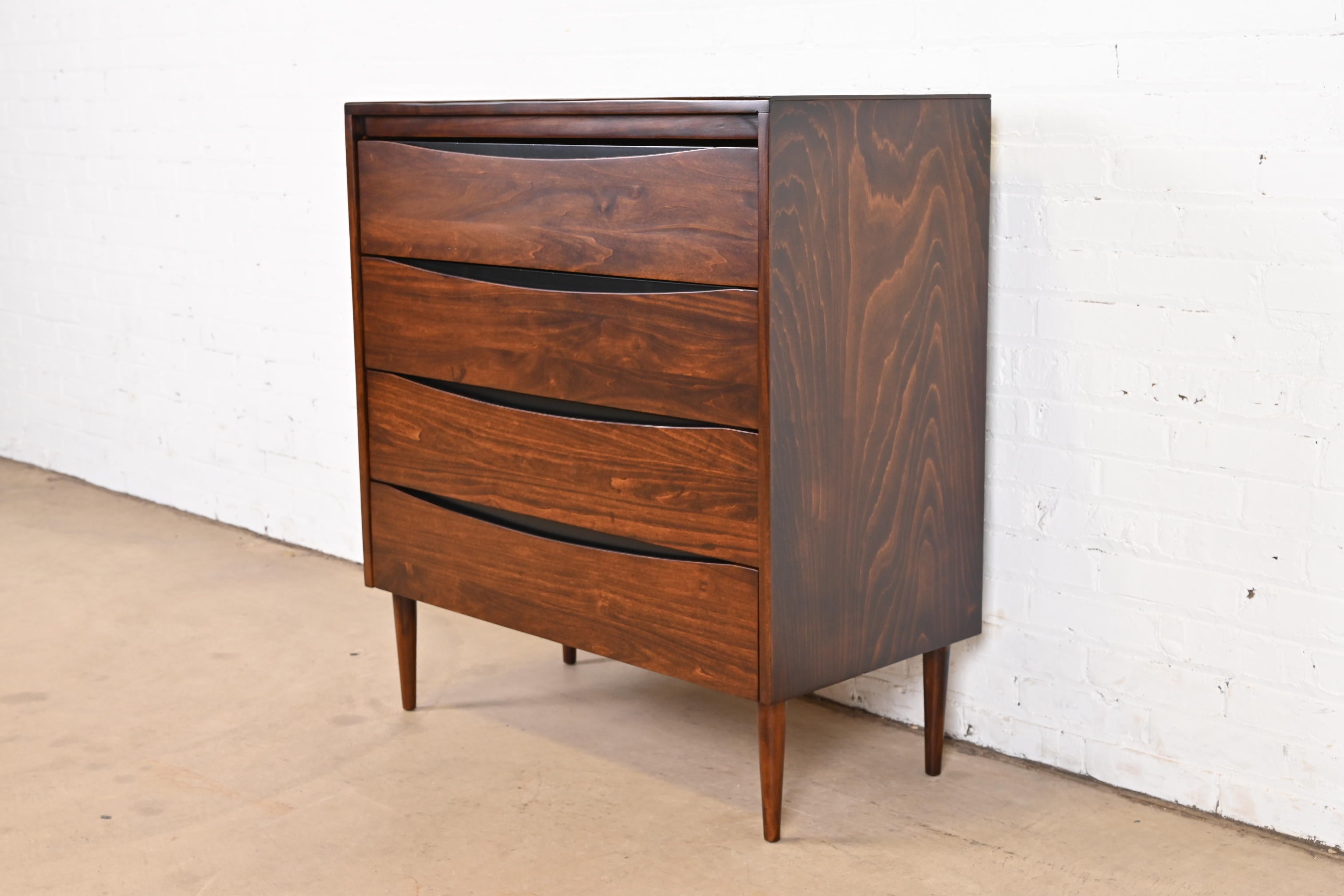 An exceptional Mid-Century Modern four-drawer dresser or chest of drawers
By Paul McCobb for Child Craft
USA, 1950s.
Gorgeous birch wood, with black lacquered recessed drawer pulls.
Measures: 34