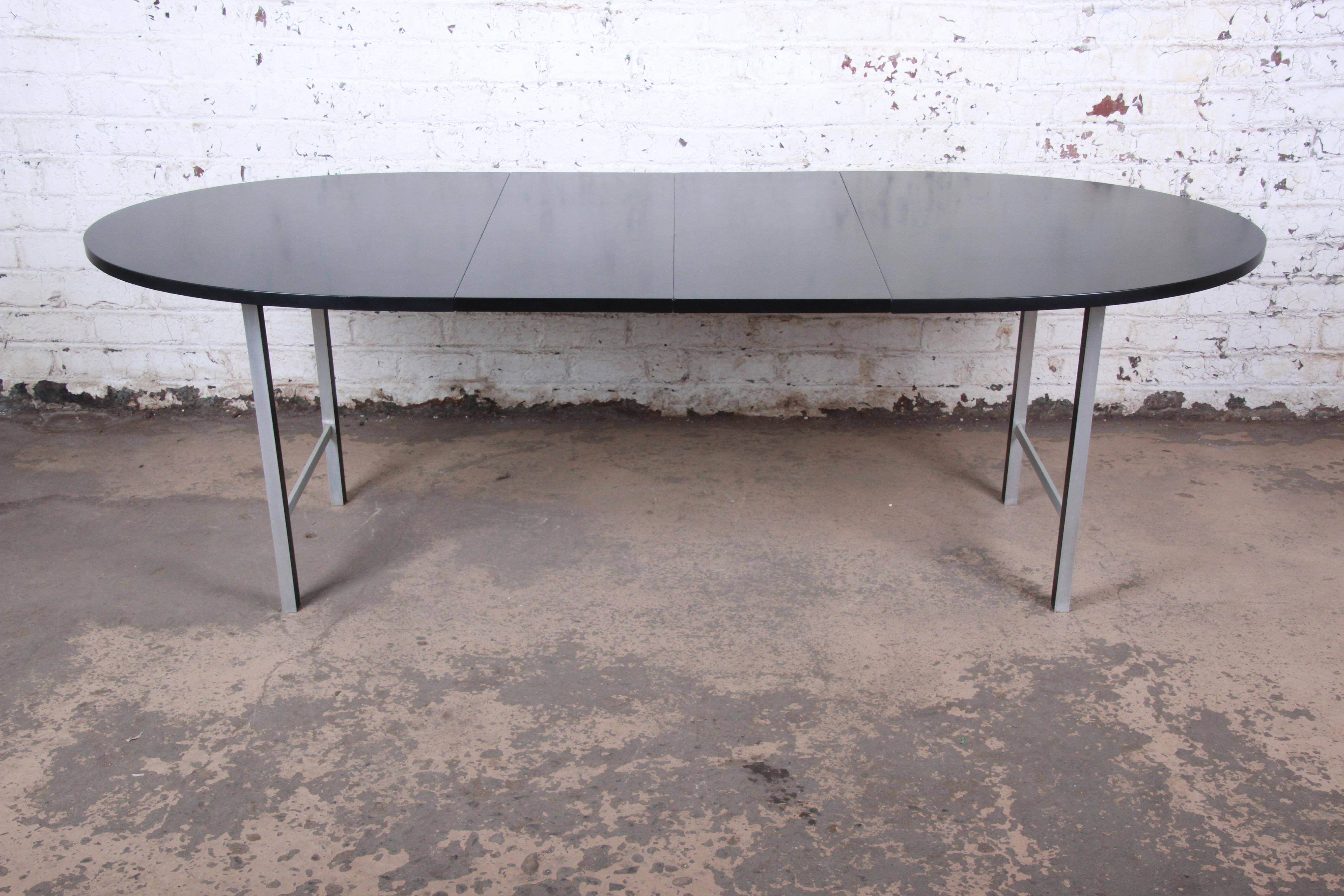 An exceptional Mid-Century Modern extension dining table

By Paul McCobb for Calvin Furniture 