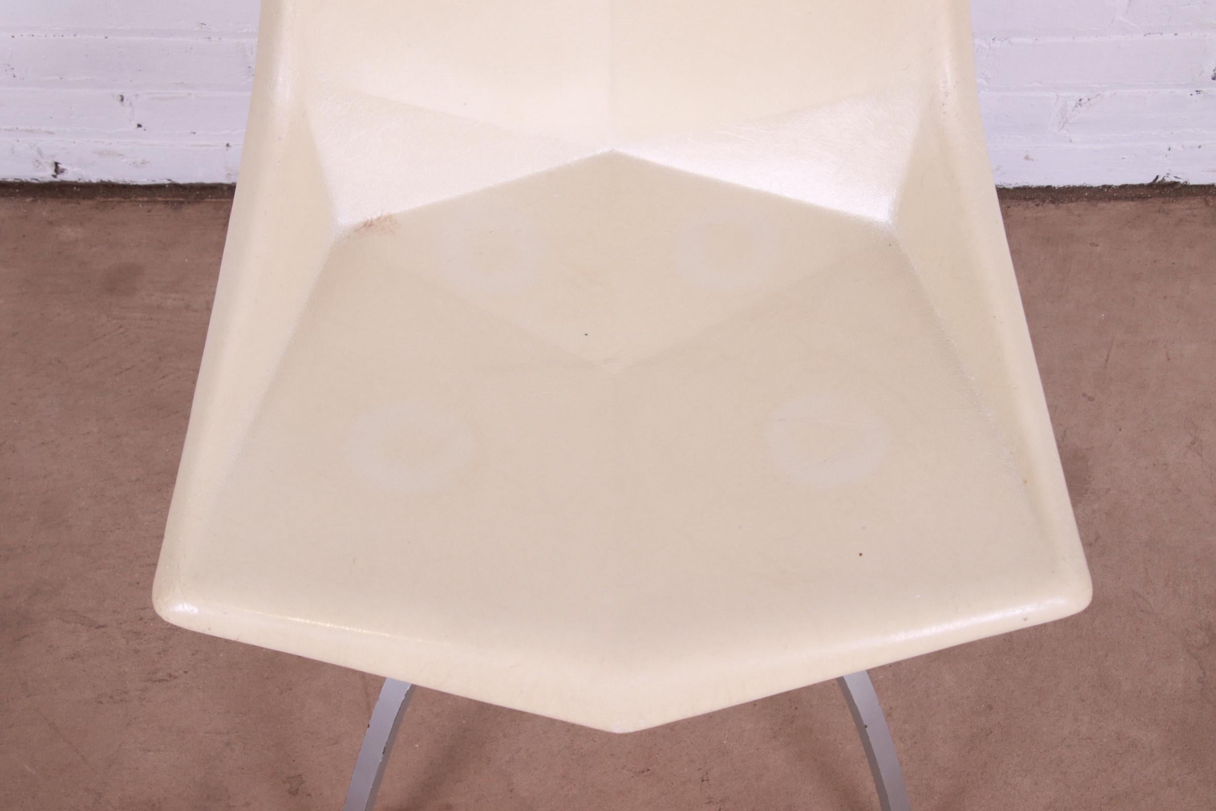 Paul McCobb Mid-Century Modern Fiberglass Origami Chair on Spider Base, 1950s For Sale 4