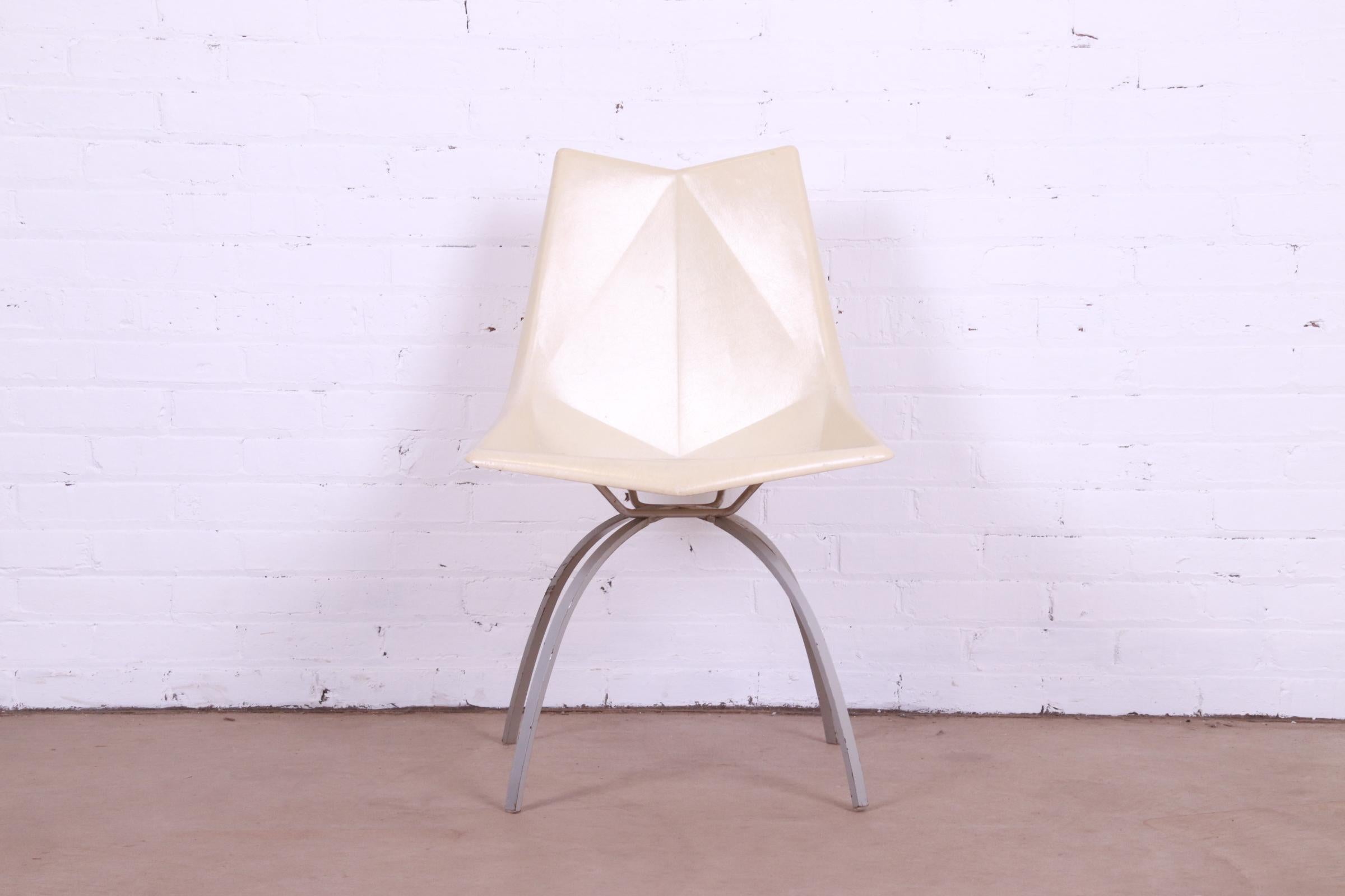 American Paul McCobb Mid-Century Modern Fiberglass Origami Chair on Spider Base, 1950s For Sale