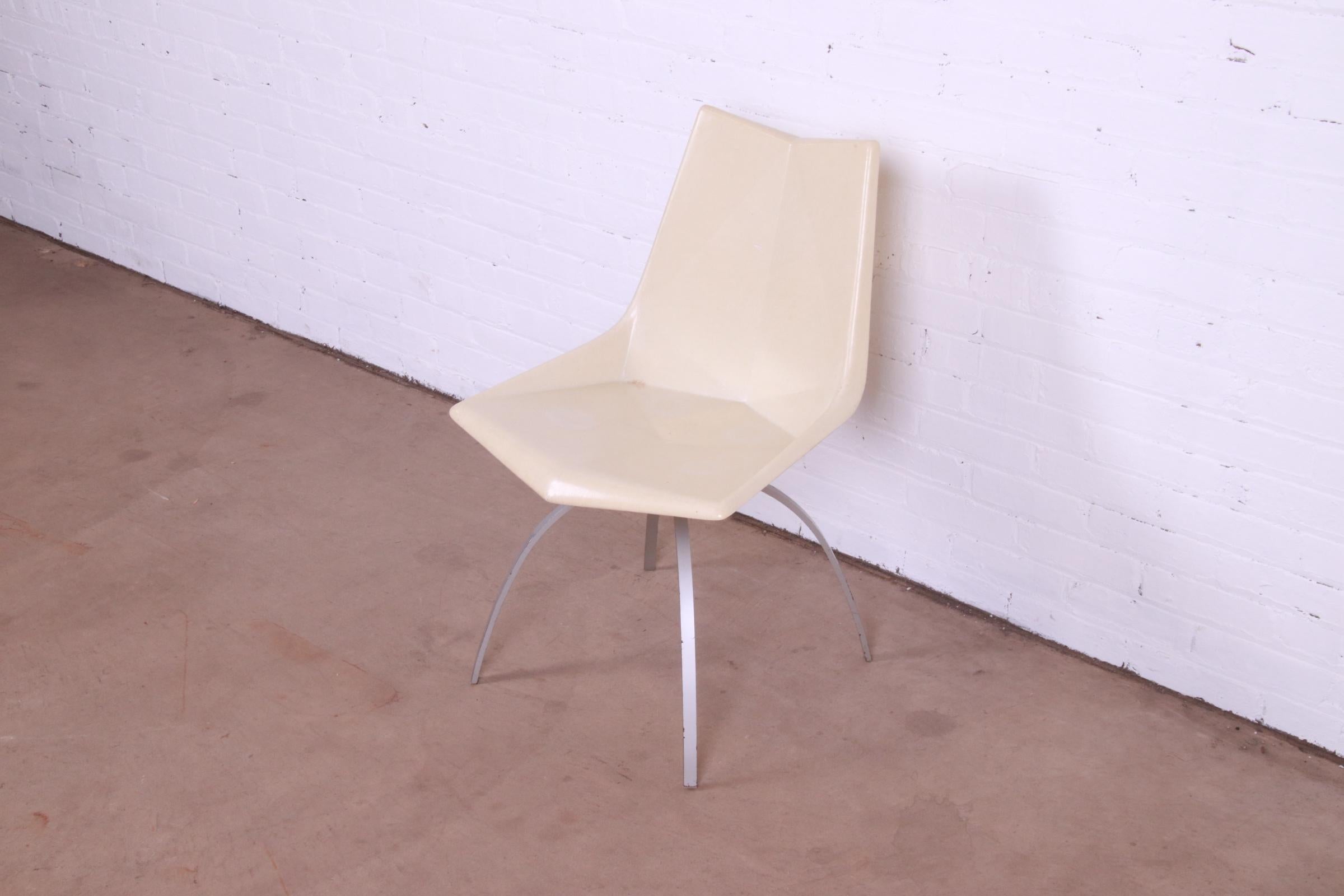 Paul McCobb Mid-Century Modern Fiberglass Origami Chair on Spider Base, 1950s In Good Condition For Sale In South Bend, IN