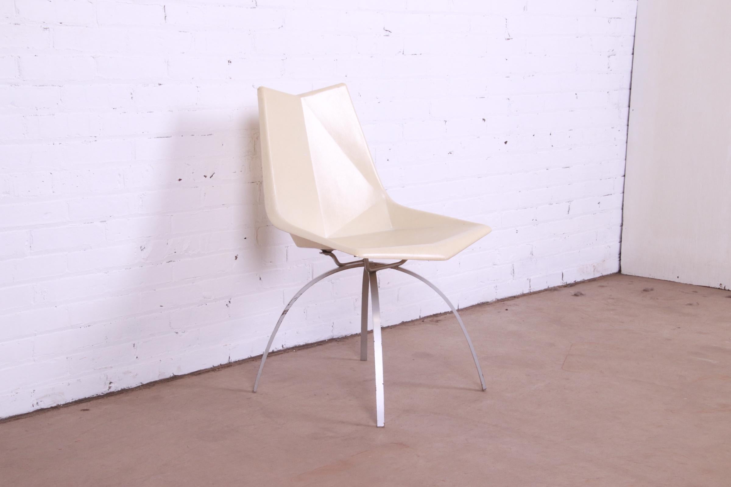 Paul McCobb Mid-Century Modern Fiberglass Origami Chair on Spider Base, 1950s For Sale 1