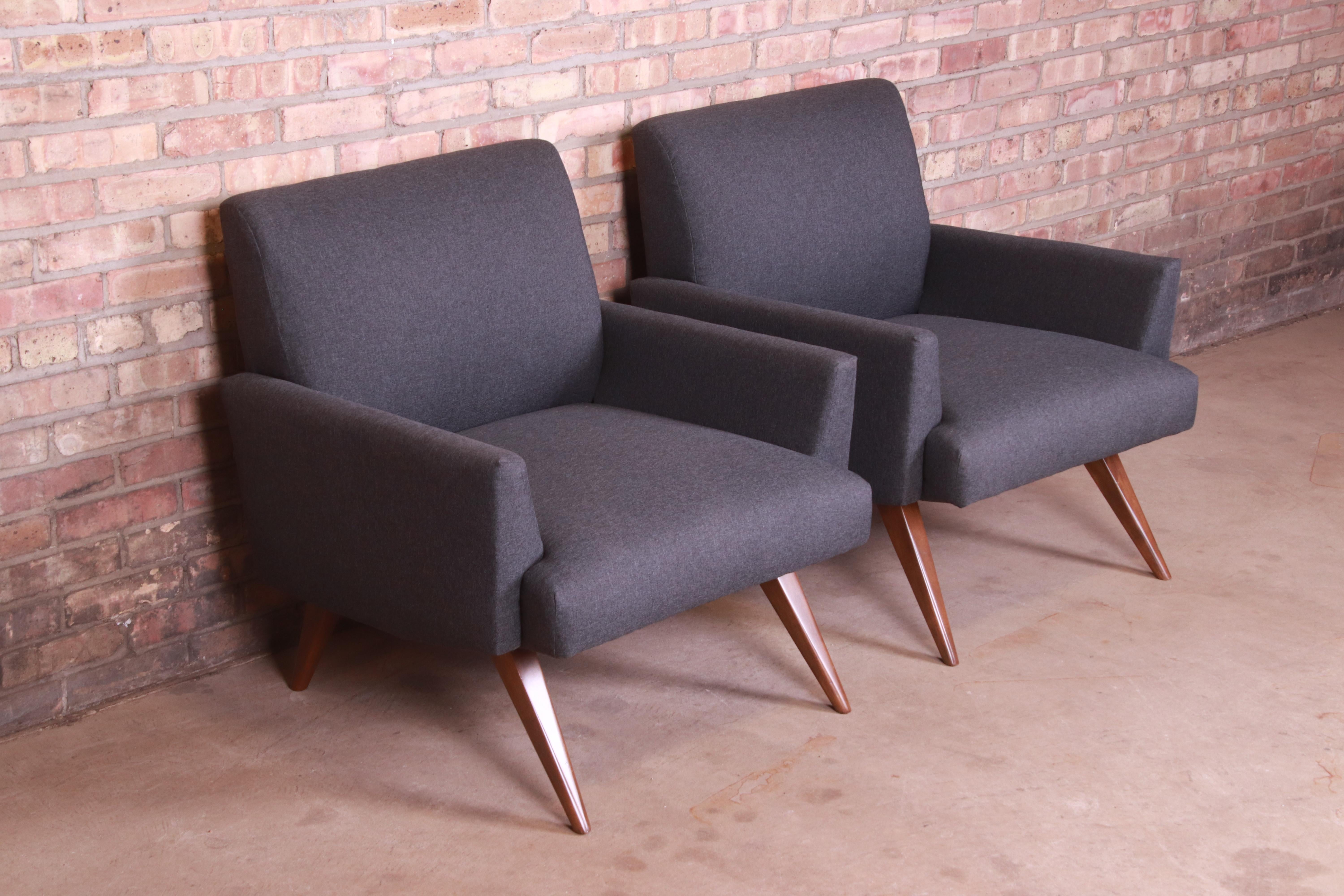 A rare and exceptional pair of Mid-Century Modern lounge chairs

By Paul McCobb 