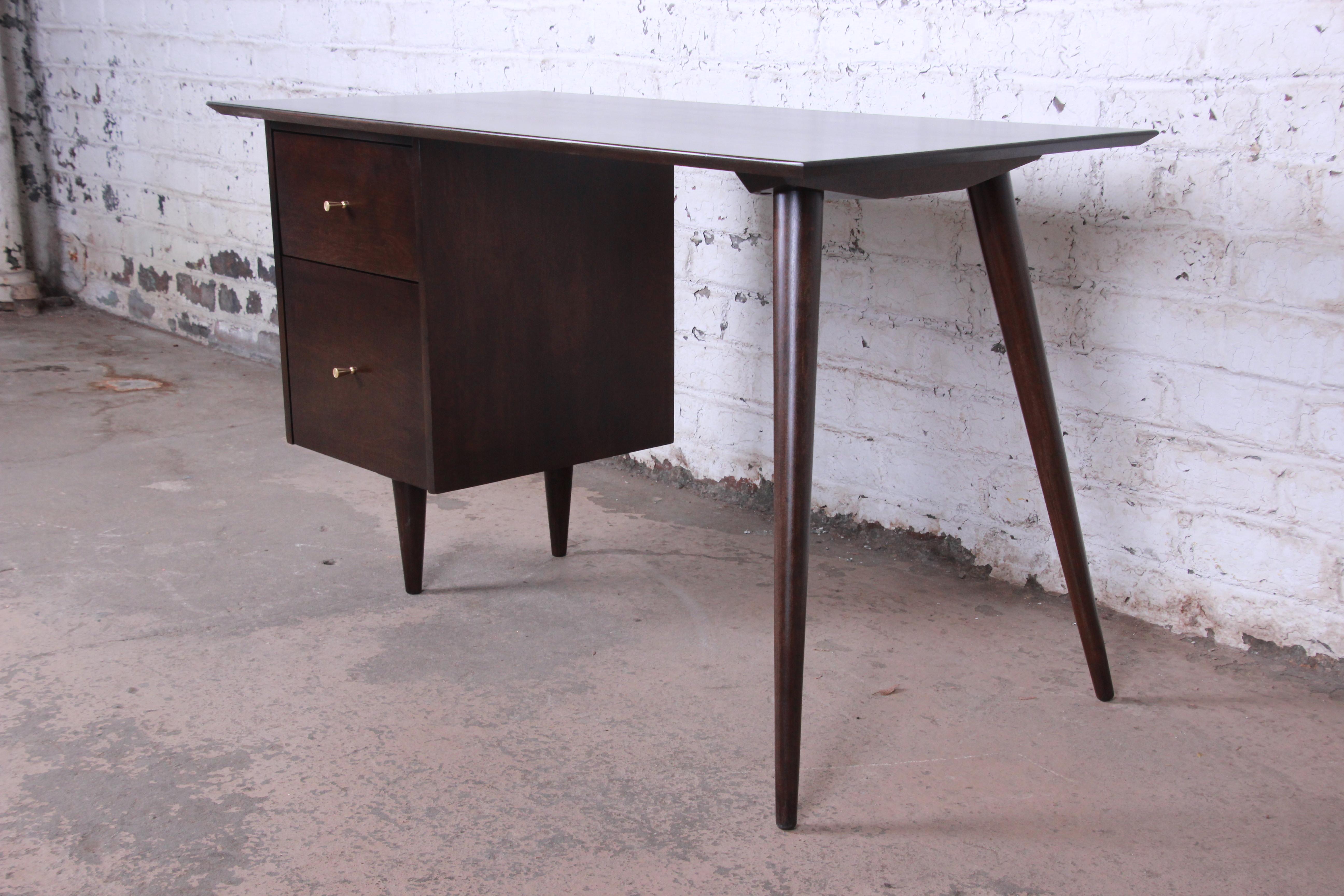 An exceptional Mid-Century Modern desk designed by Paul McCobb for his Planner Group line for Winchedon Furniture. The desk features solid birch construction and sleek Minimalist midcentury design. It has a single pedestal with two drawers on the