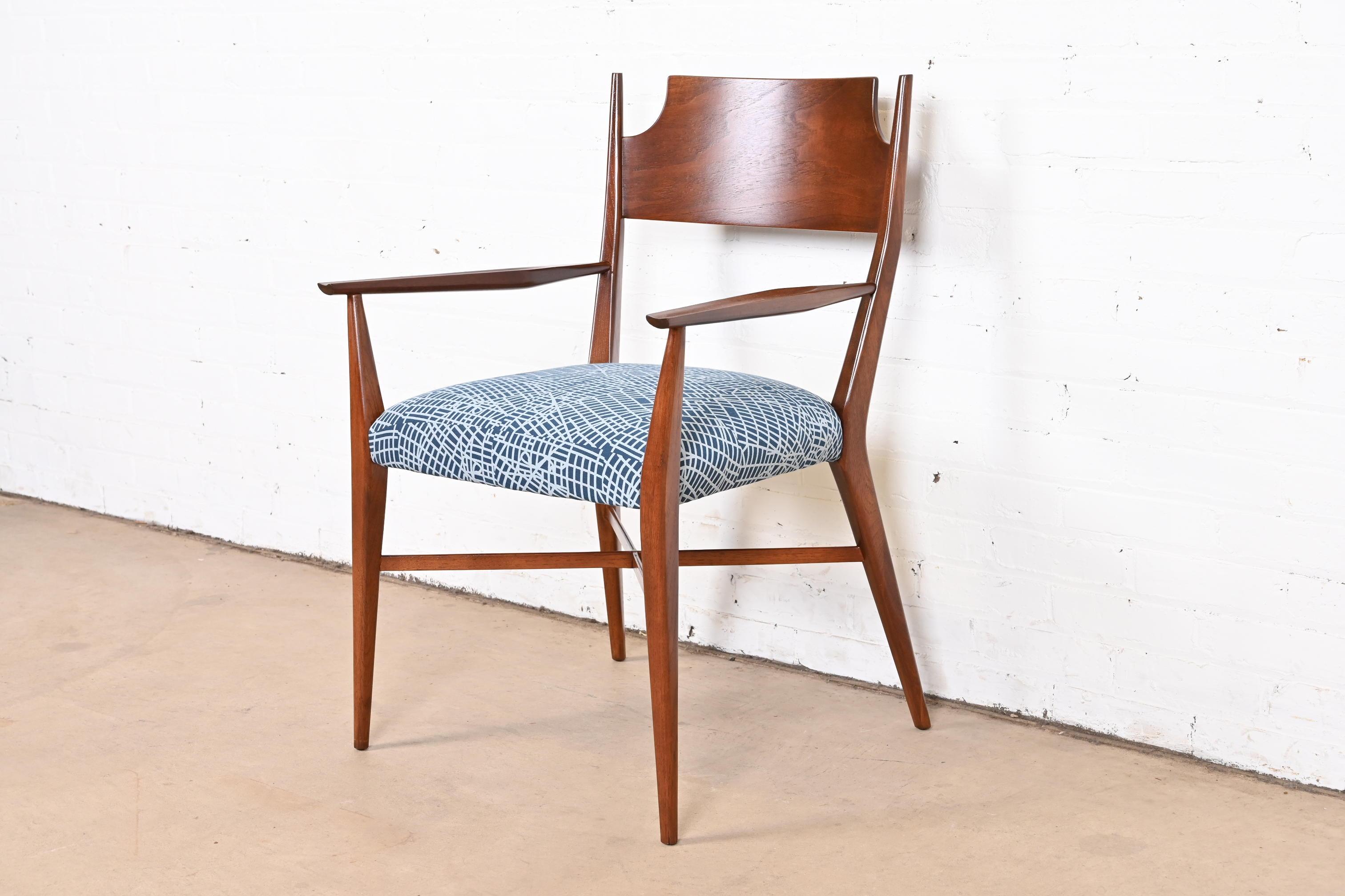 Moderne Sessel aus Nussbaumholz von Paul McCobb aus der Mitte des Jahrhunderts, neu restauriert im Angebot 3
