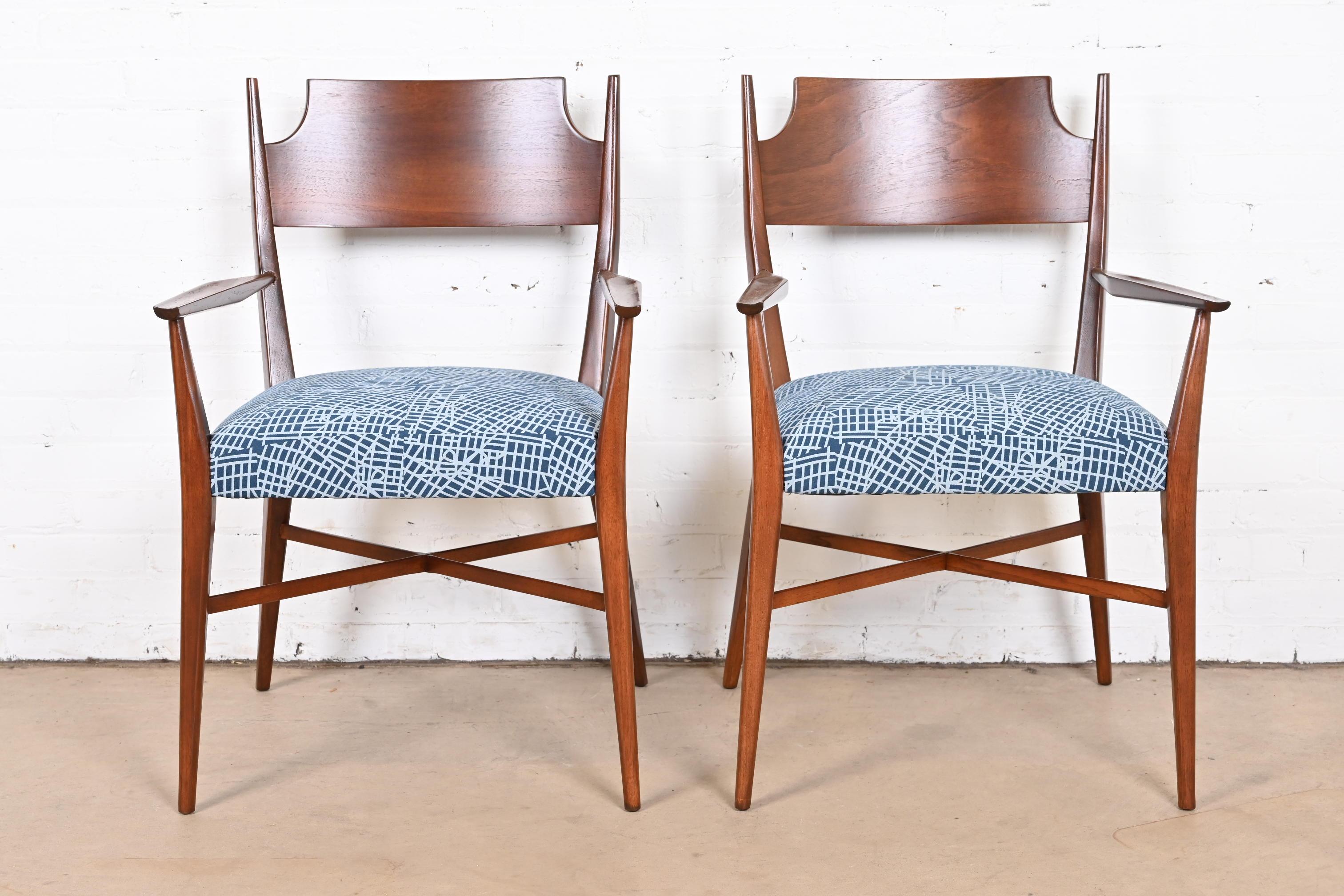 An exceptional pair of Mid-Century Modern armchairs or club chairs

By Paul McCobb for Calvin Furniture

USA, 1950s

Elegant sculpted walnut frames, with upholstered seats.

Measures: 22.5