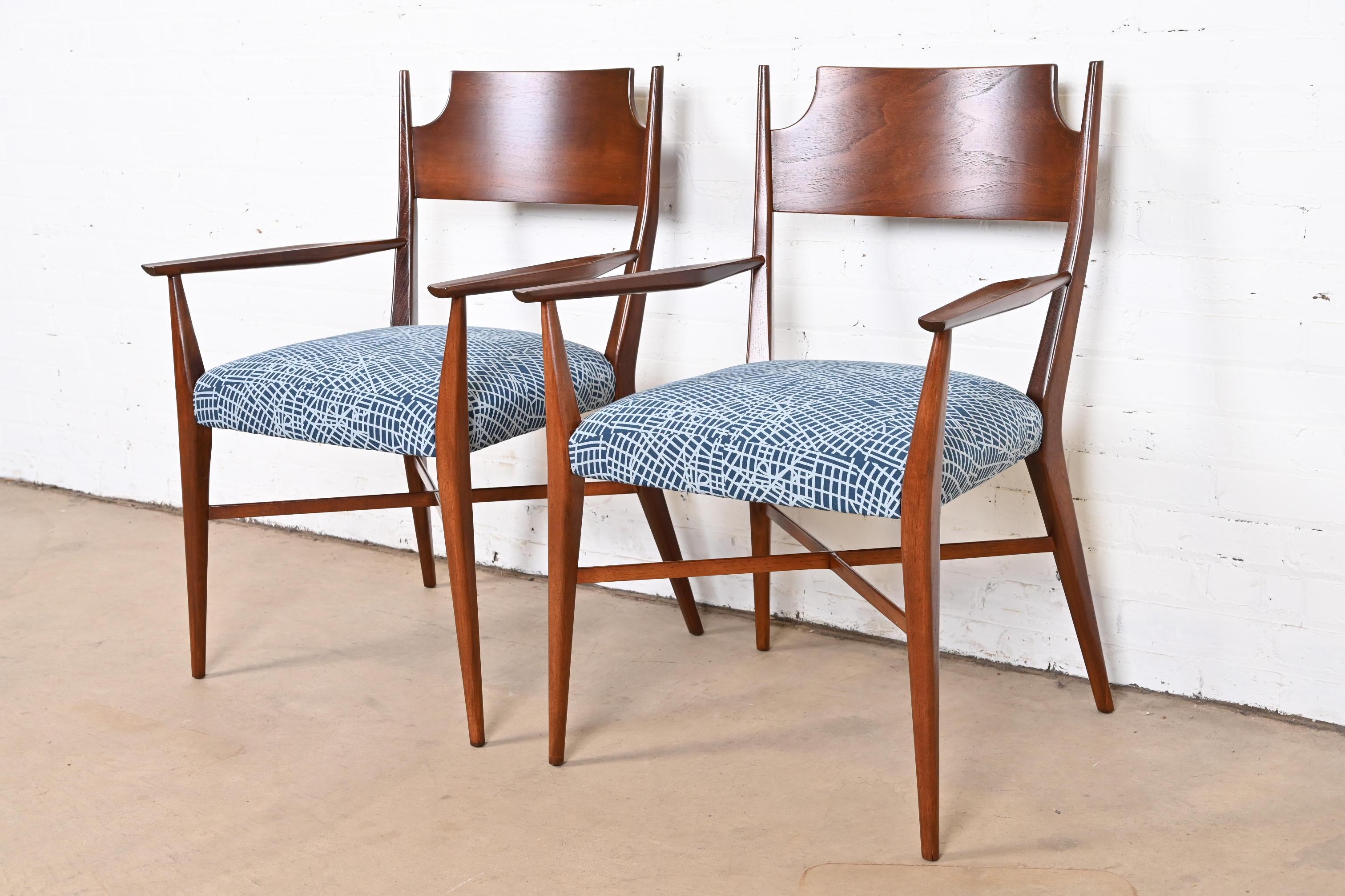 Moderne Sessel aus Nussbaumholz von Paul McCobb aus der Mitte des Jahrhunderts, neu restauriert (amerikanisch) im Angebot