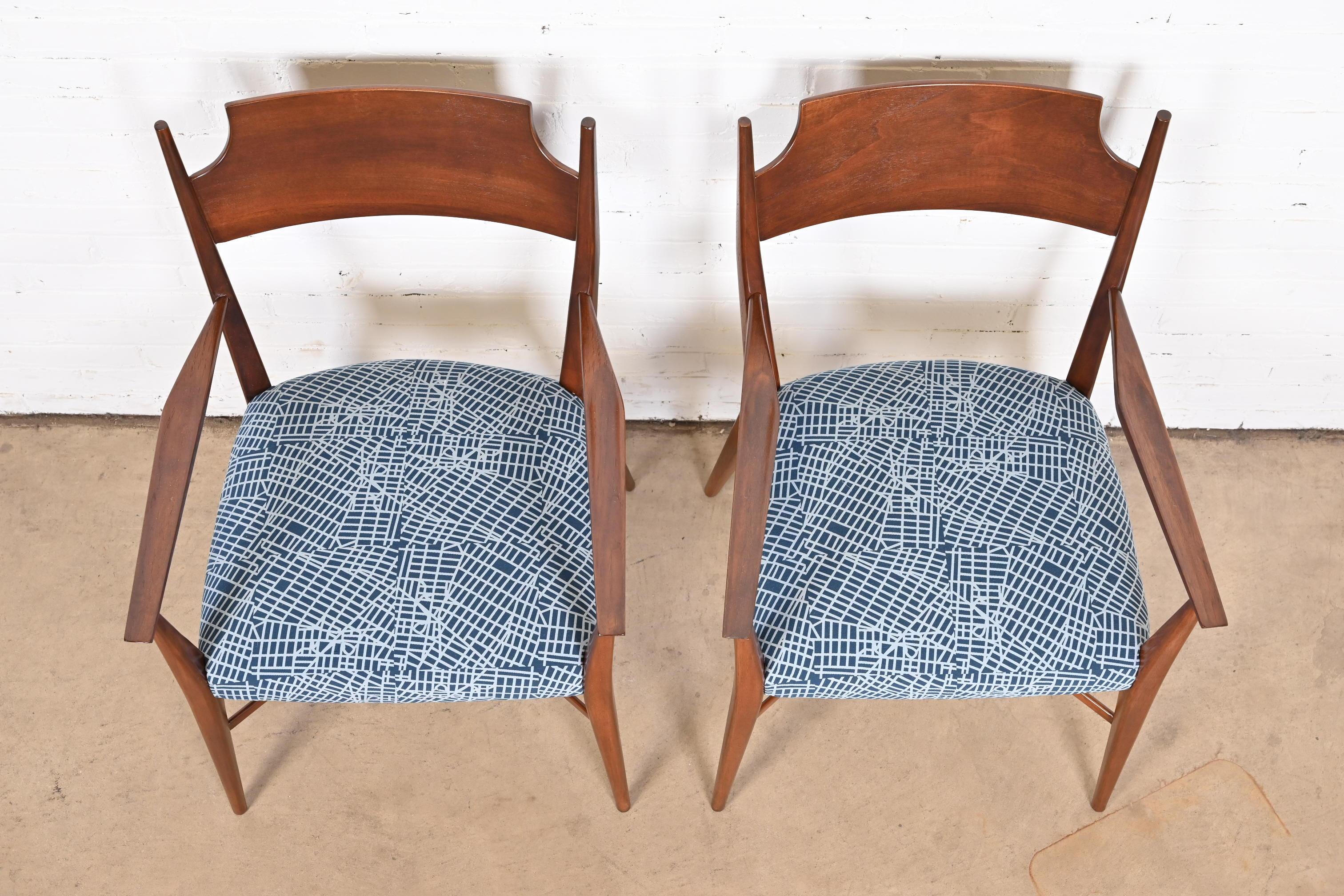 Moderne Sessel aus Nussbaumholz von Paul McCobb aus der Mitte des Jahrhunderts, neu restauriert (Polster) im Angebot
