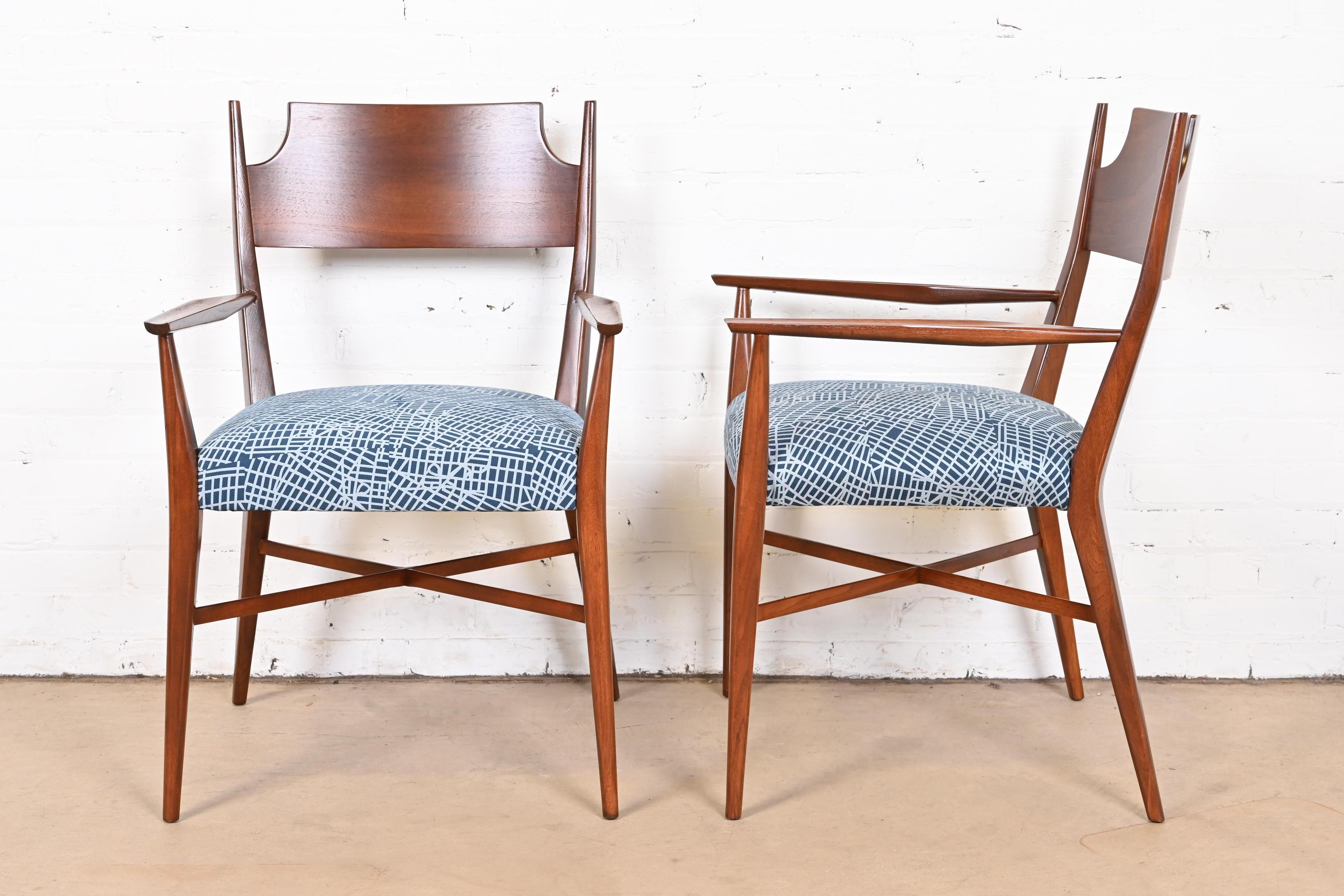 Moderne Sessel aus Nussbaumholz von Paul McCobb aus der Mitte des Jahrhunderts, neu restauriert im Angebot 1