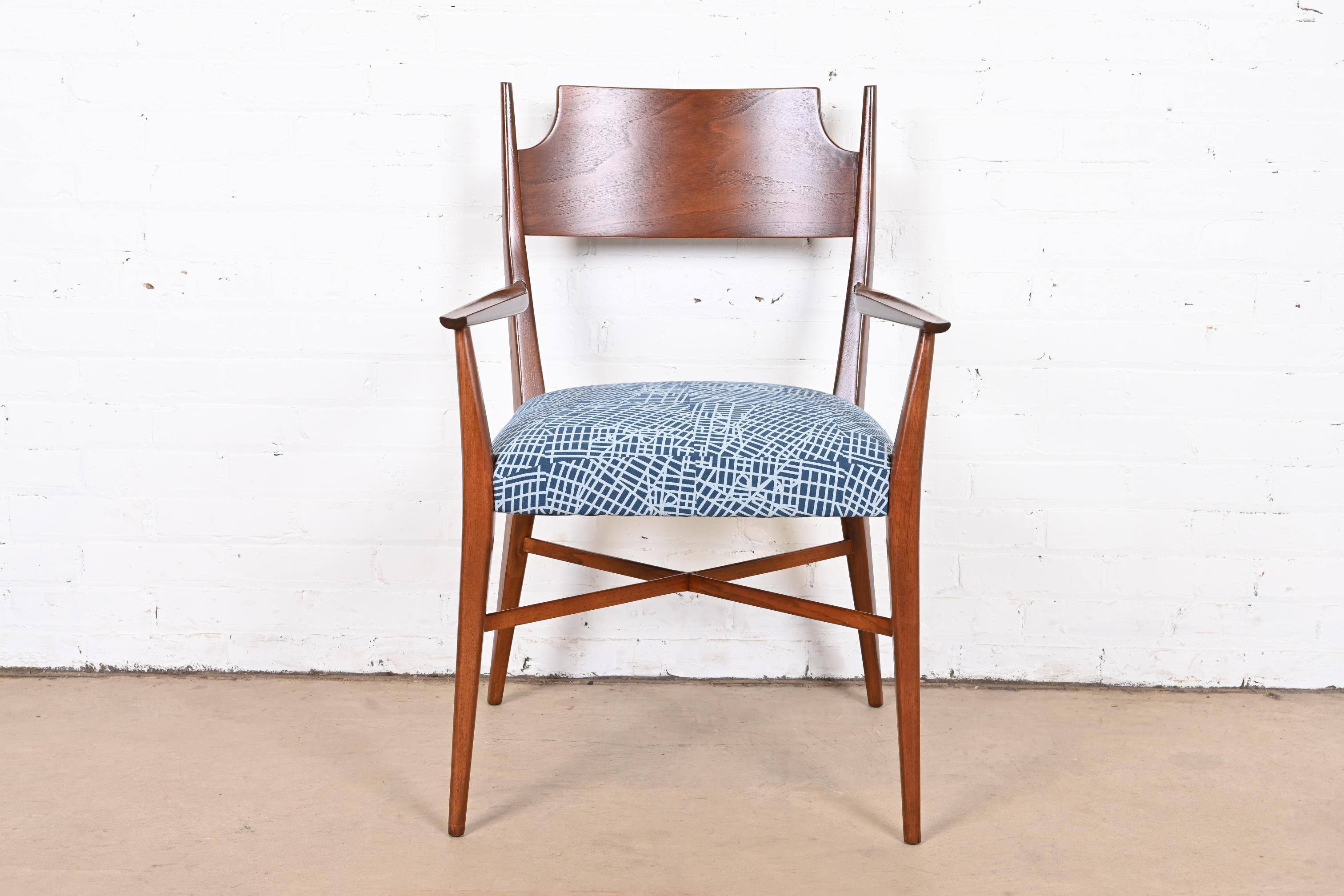 Moderne Sessel aus Nussbaumholz von Paul McCobb aus der Mitte des Jahrhunderts, neu restauriert im Angebot 2