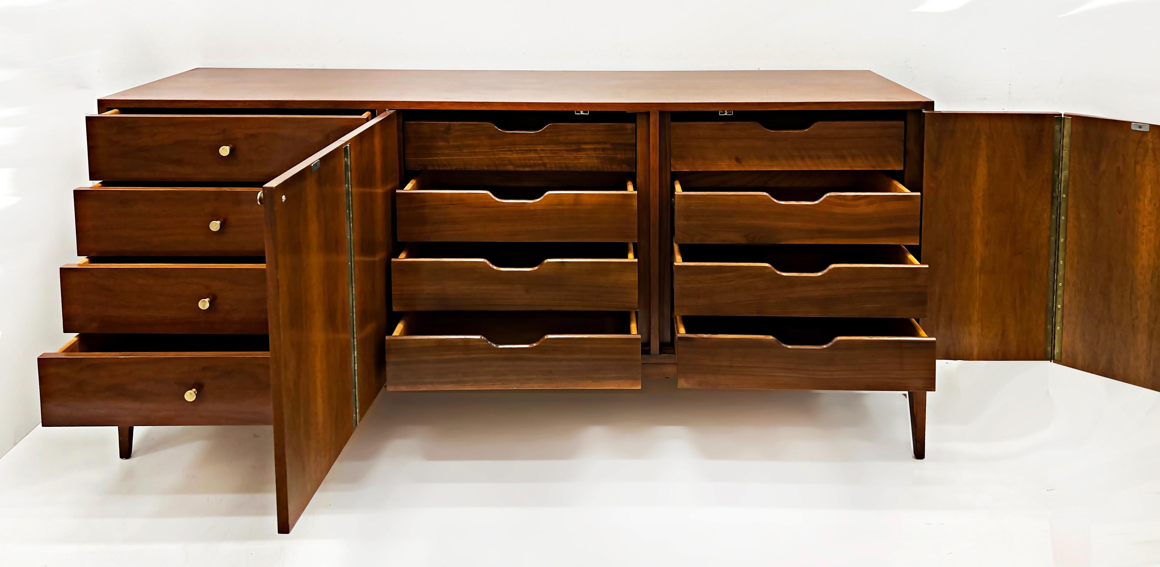 Paul McCobb Mid-Century Modern Walnut 12 Drawer Dresser In Good Condition In Miami, FL