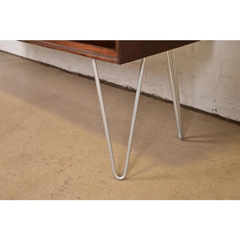 Paul McCobb Libreria moderna di metà secolo in noce con gambe a forcina, appena rifinita in vendita 4