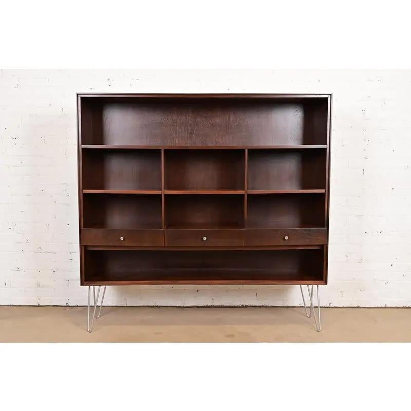 Una libreria o una vetrinetta elegante e di stile Mid-Century Modern

Di Paul McCobb per Lane Furniture, Collection'S

USA, anni '60

Splendido legno di noce, con gambe a forcina in acciaio e ferramenta originale cromata.

Misure: 60 