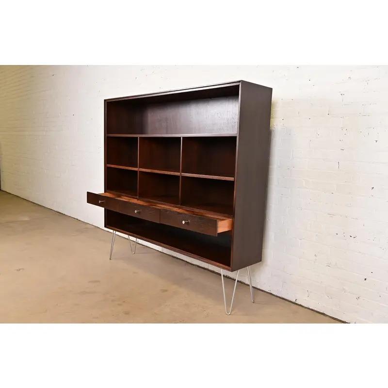 Acciaio Paul McCobb Libreria moderna di metà secolo in noce con gambe a forcina, appena rifinita in vendita