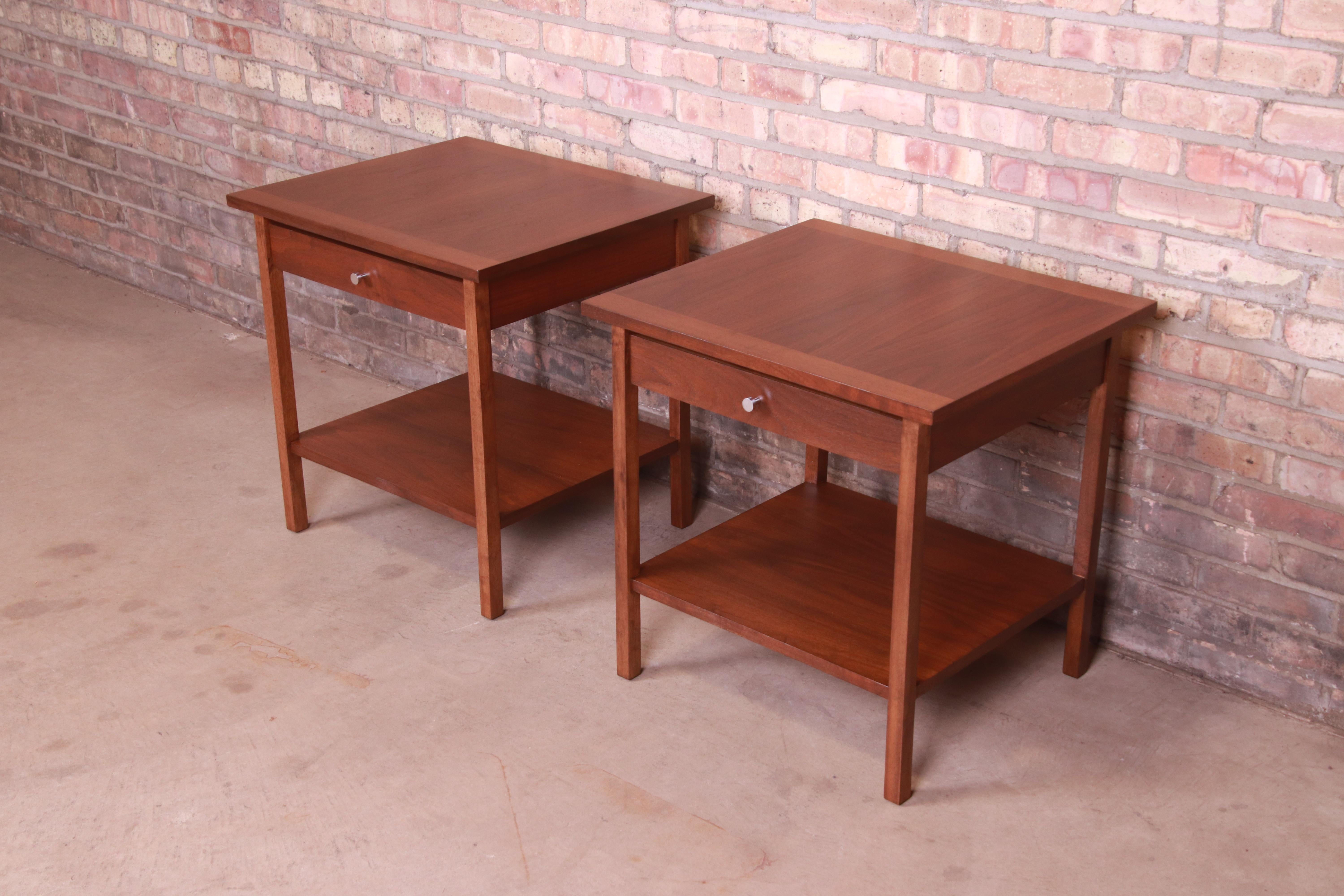A gorgeous pair of Mid-Century Modern walnut nightstands or end tables

By Paul McCobb for Lane

USA, 1960s

Measures: 24