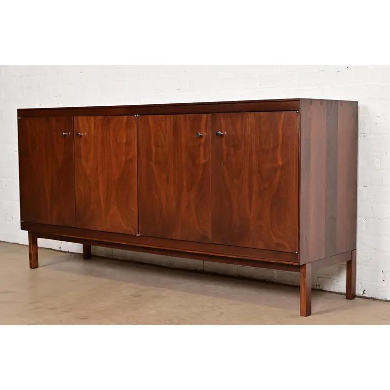 A sleek and stylish Mid-Century Modern sideboard, credenza, or bar cabinet

By Paul McCobb for Lane Furniture, 