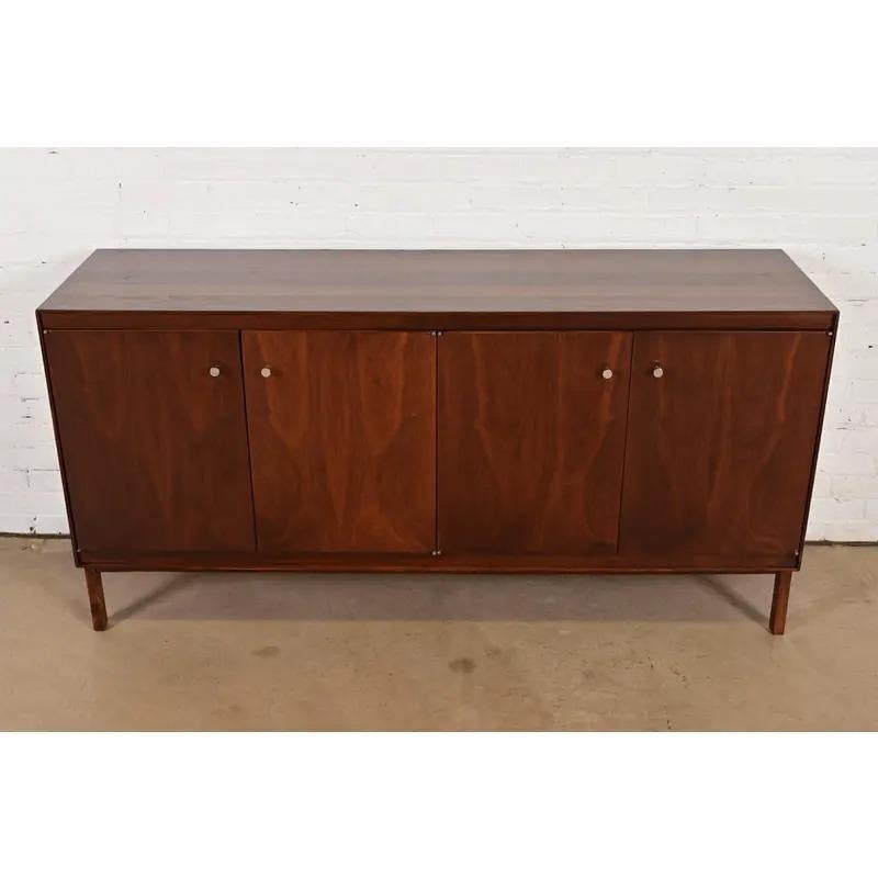 Paul McCobb Mid-Century Modern Walnut Sideboard Credenza, Newly Refinished In Good Condition For Sale In South Bend, IN