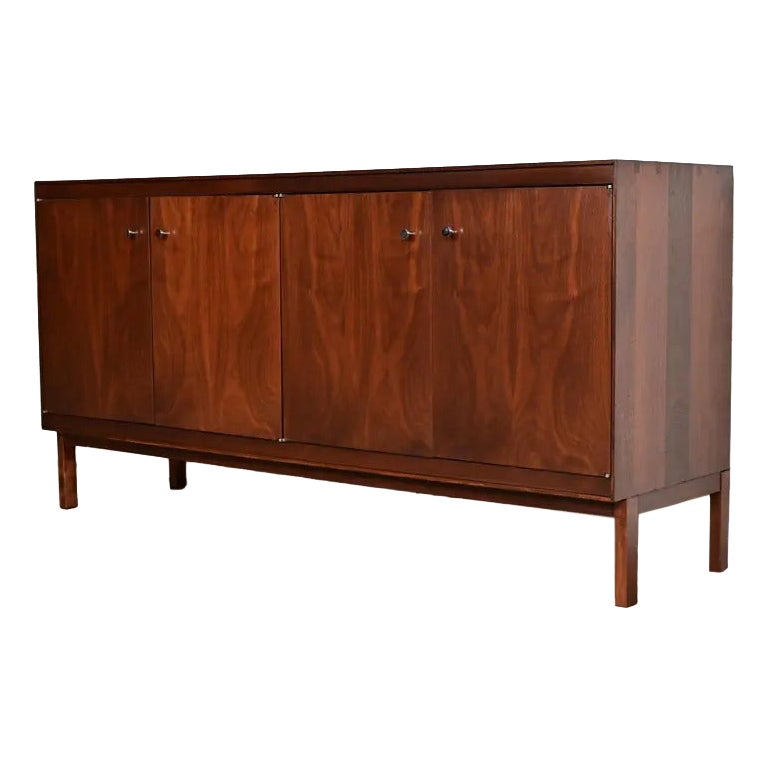 Credenza moderna in noce di Paul McCobb, appena rifinita