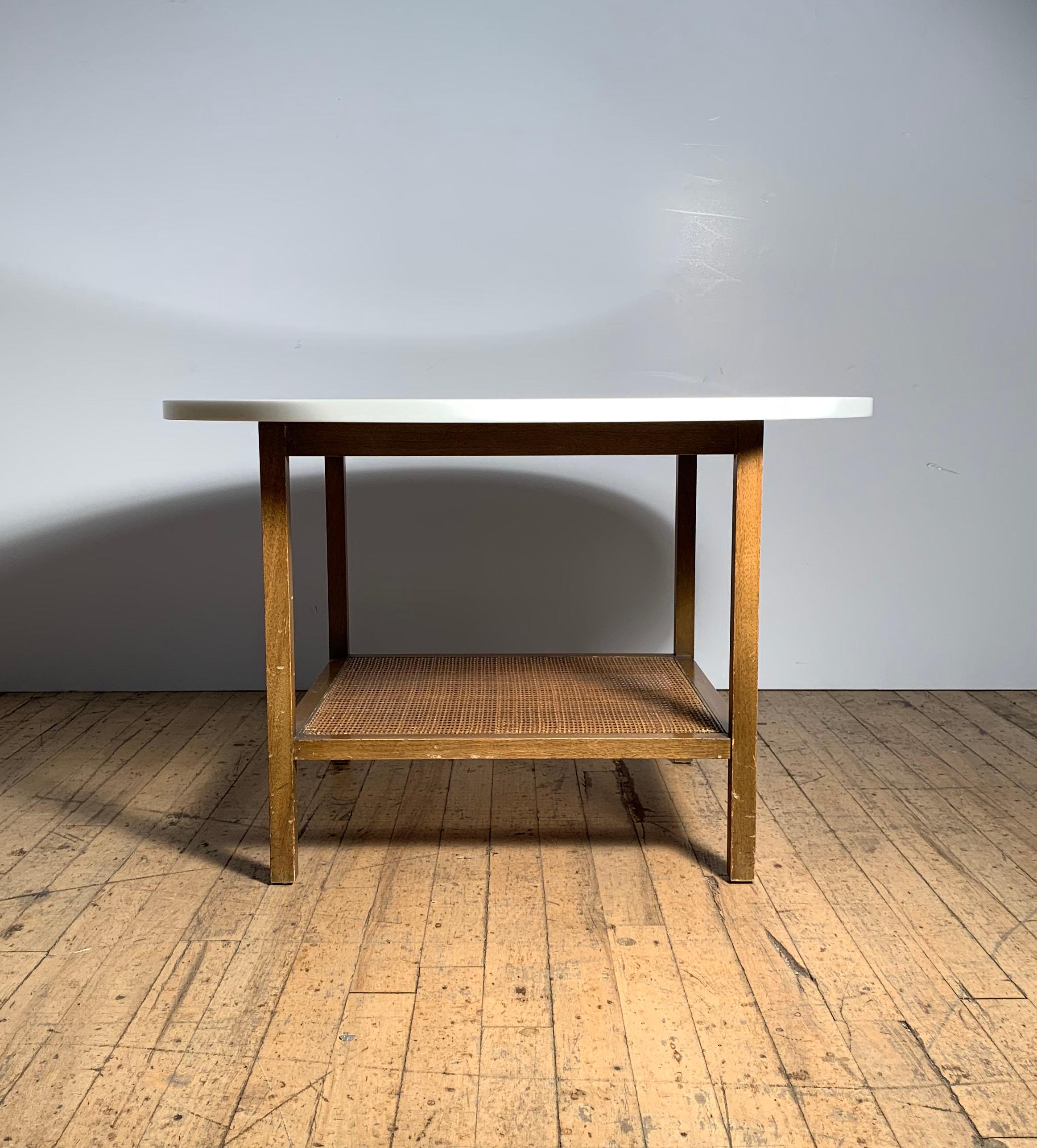 Mid-Century Modern Petite table basse ou table d'appoint en verre dépoli Paul McCobb en vente