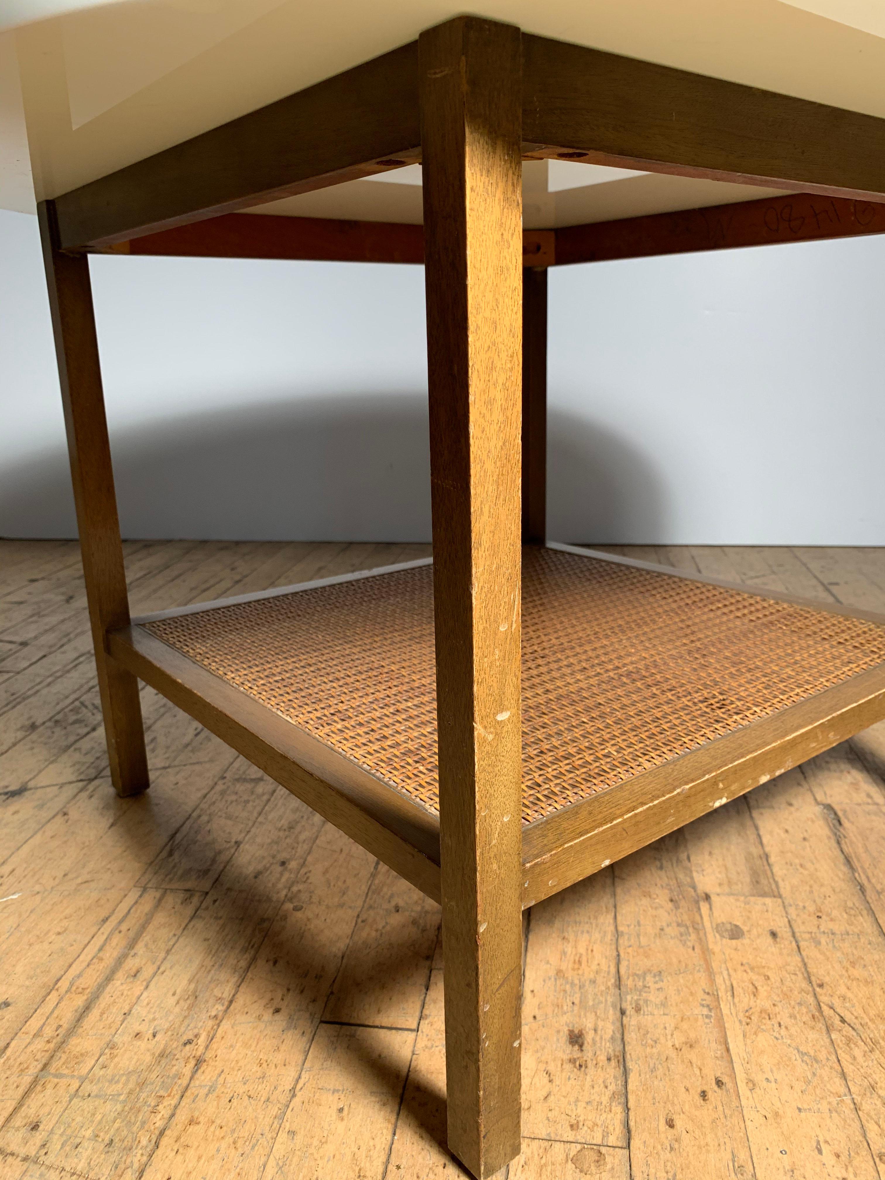 20ième siècle Petite table basse ou table d'appoint en verre dépoli Paul McCobb en vente