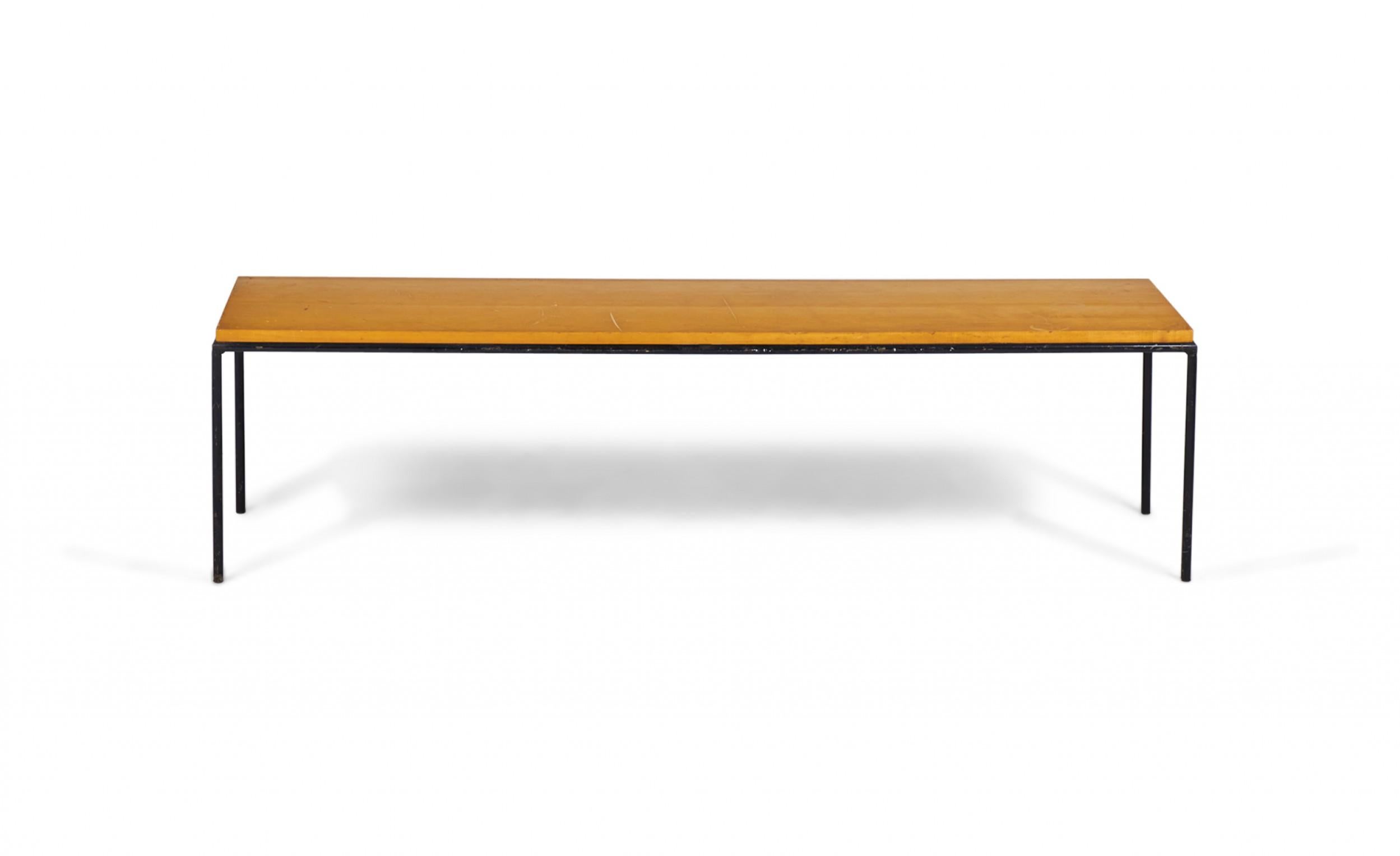 Table basse / cocktail rectangulaire américaine du milieu du siècle avec un plateau en érable blond reposant sur une base en fer forgé. (PAUL MCCOBB)(Disponible en érable brun tabac : DUF0085)
