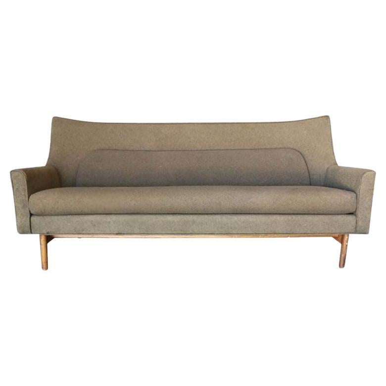 Paul McCobb „ Pagoden“-Sofa mit gewölbten Flügeln im Angebot