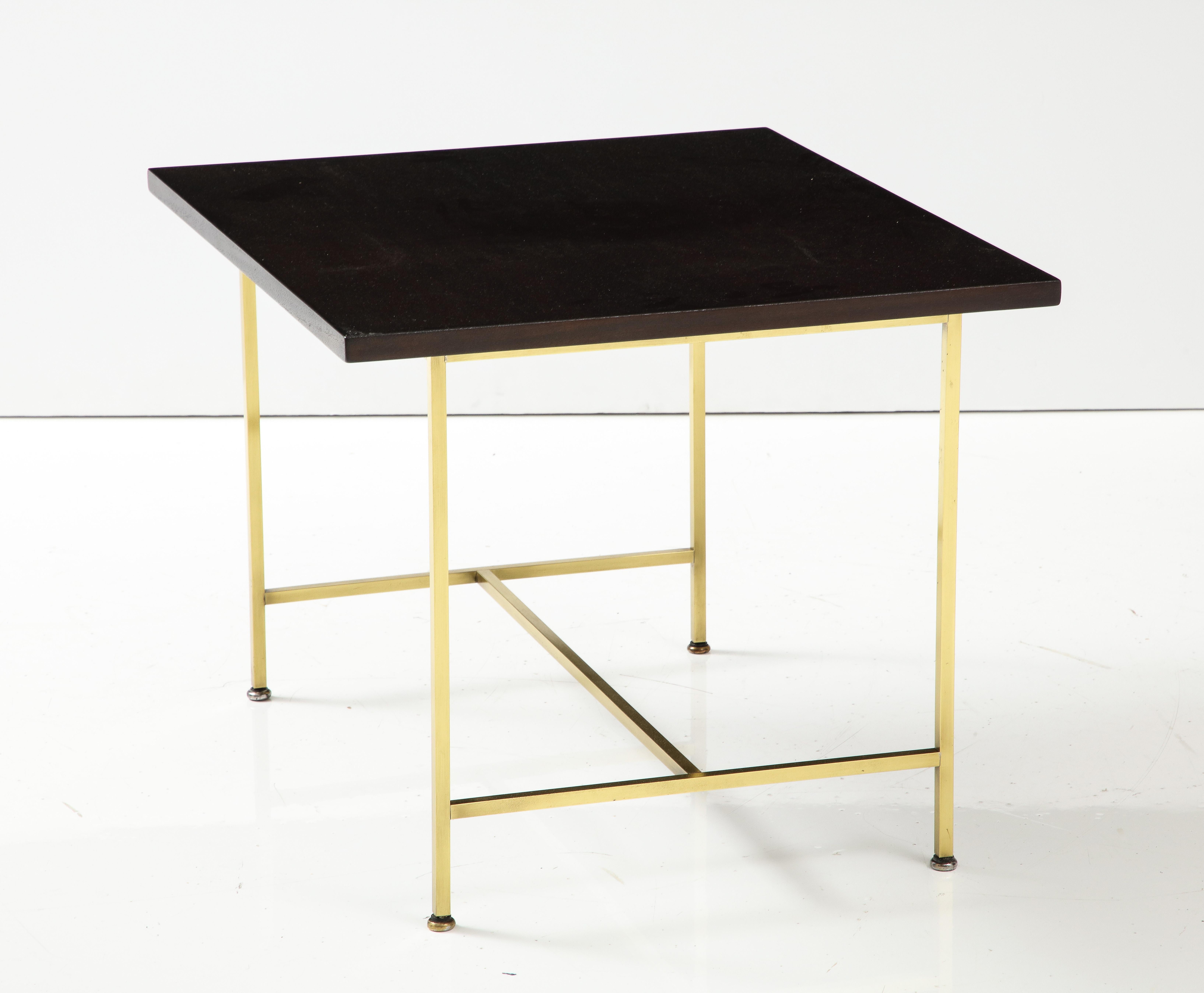Laqué Paul McCobb - Paire de tables marron foncé de style mi-siècle moderne avec bases en laiton
