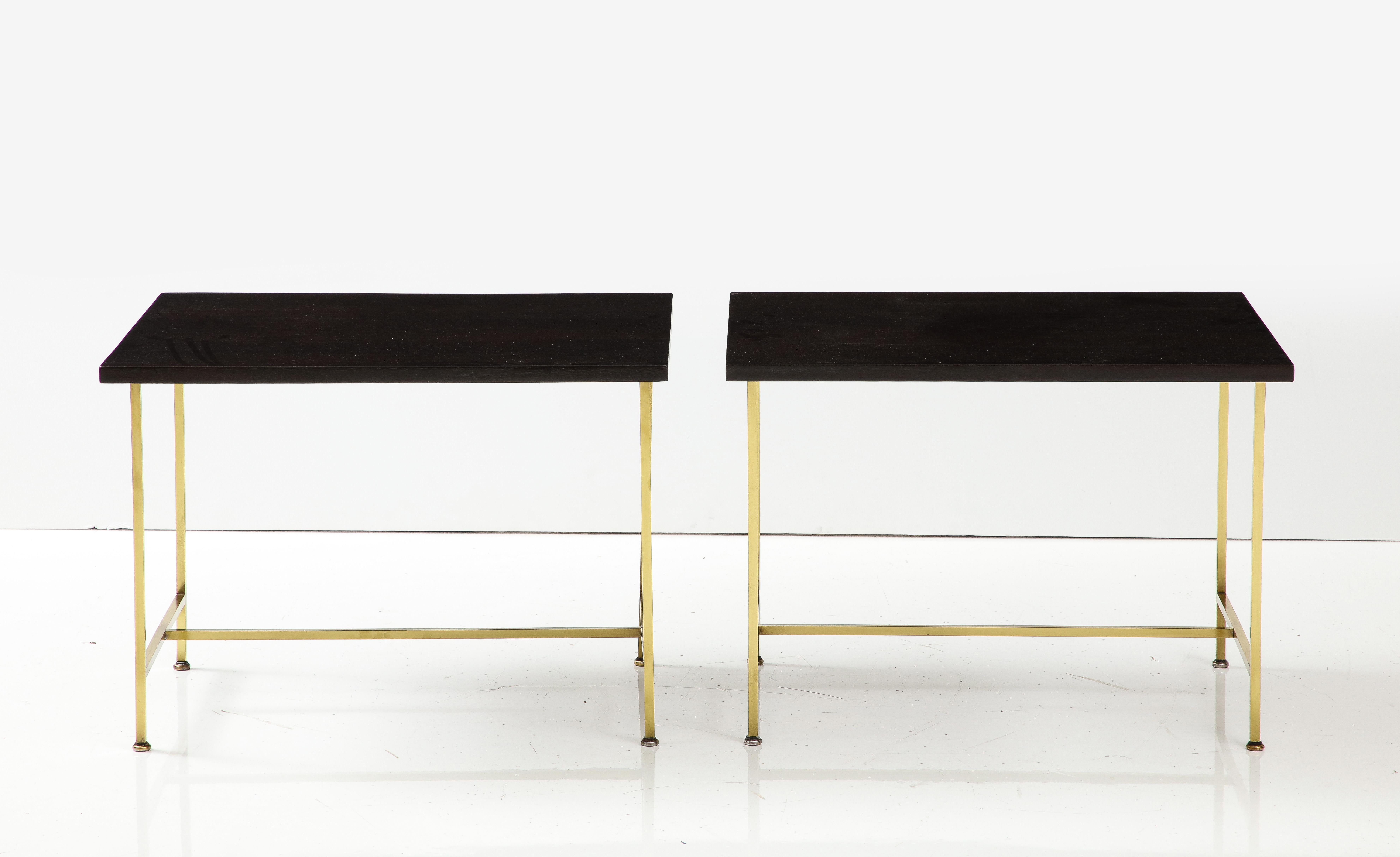 Milieu du XXe siècle Paul McCobb - Paire de tables marron foncé de style mi-siècle moderne avec bases en laiton