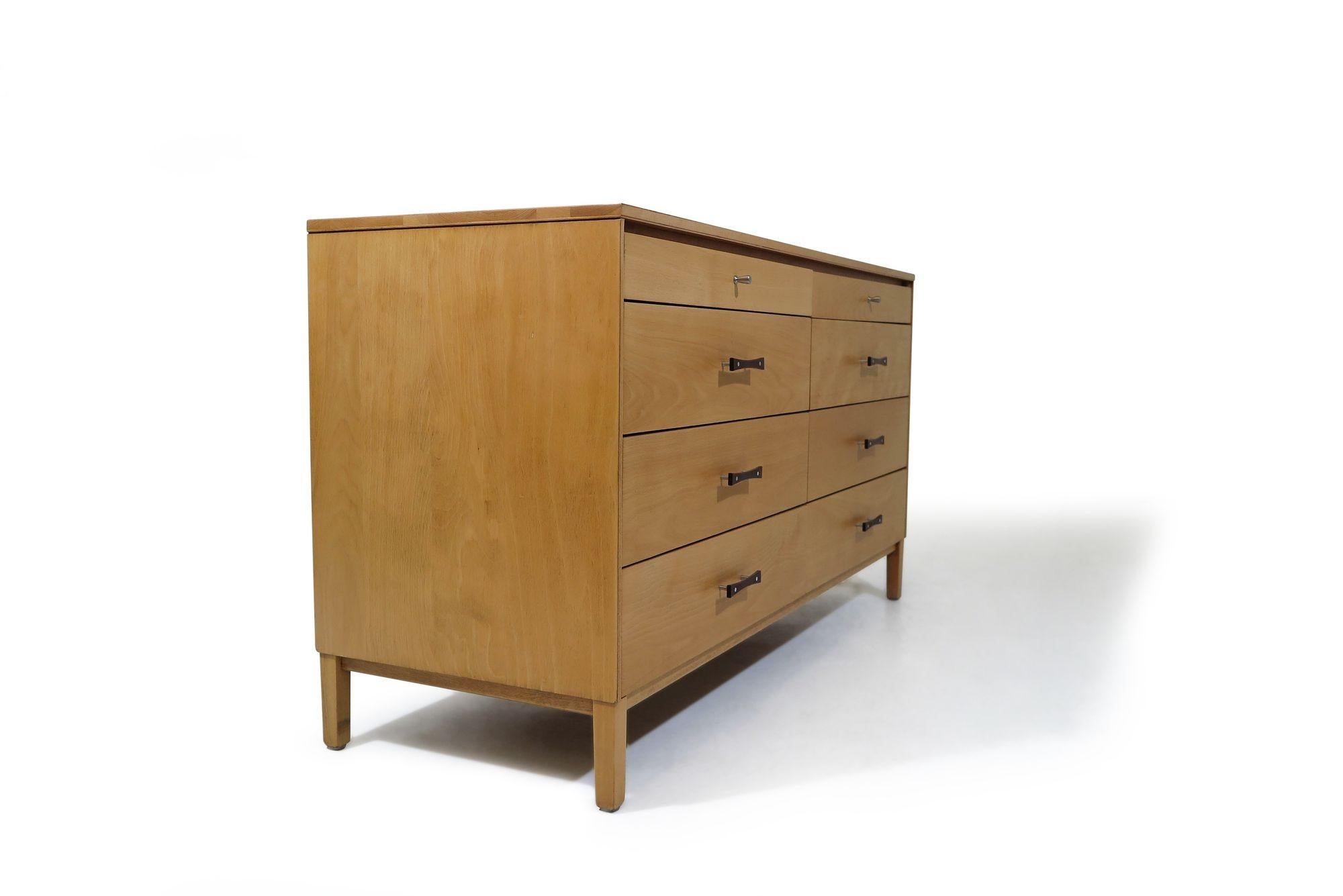 Comò a otto cassetti del gruppo Perimeter disegnato da Paul McCobb per la Winchendon Furniture Company. Faggio con tiretti in palissandro e alluminio.