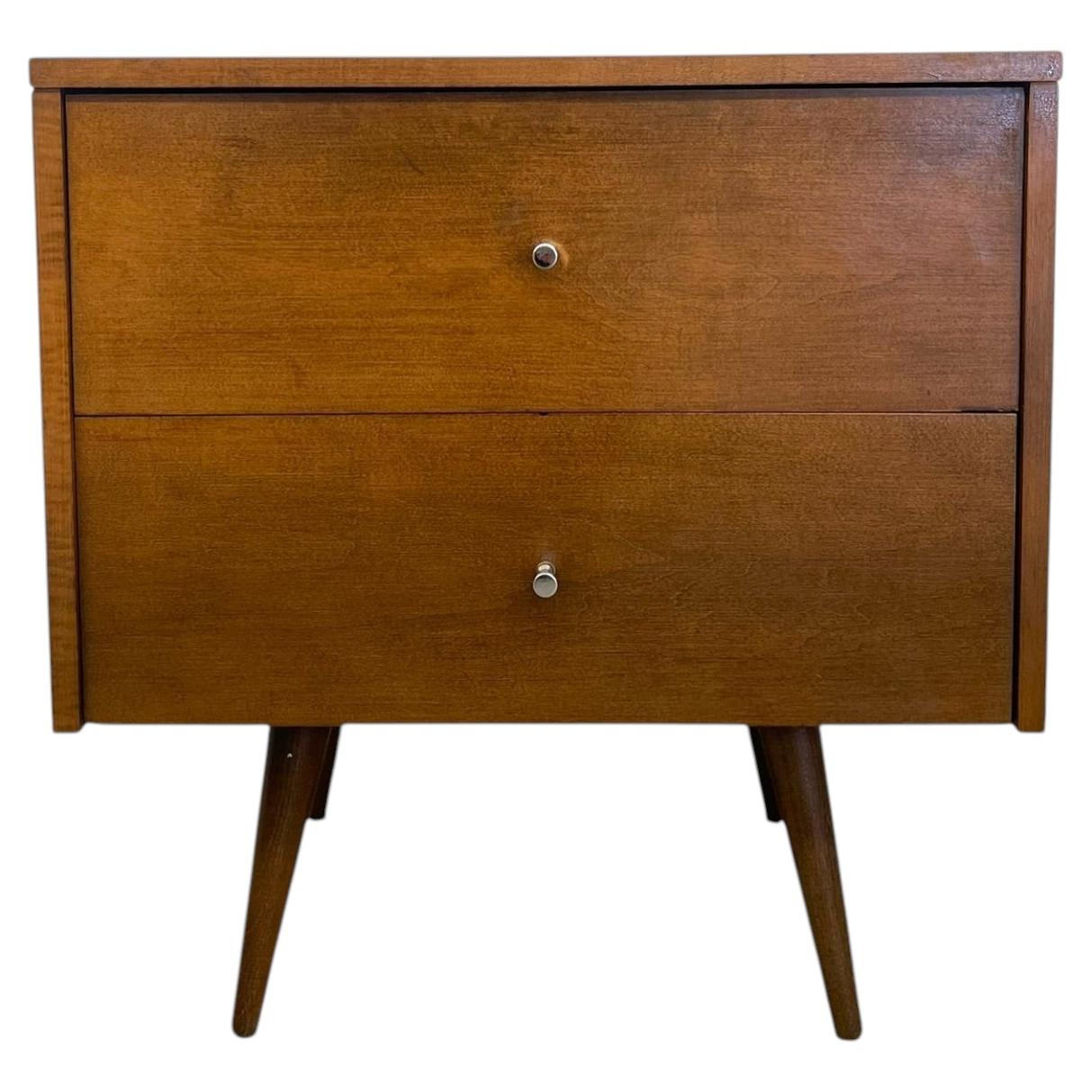 Mesita de noche de dos cajones de Paul McCobb Planner Group para Winchendon Furniture.