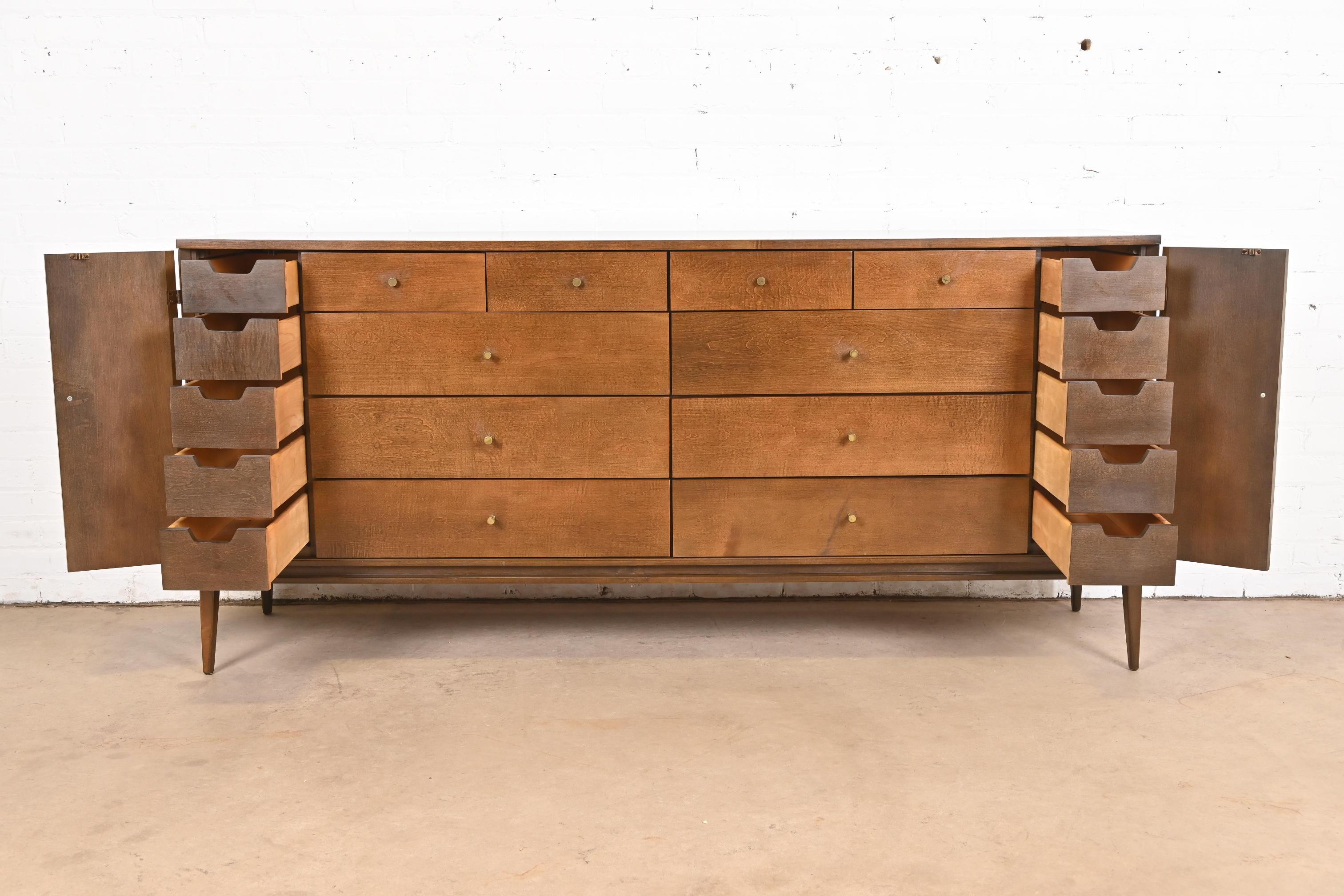 Paul McCobb Planner Group 20-Drawer Dresser or Credenza, 1950s For Sale 1